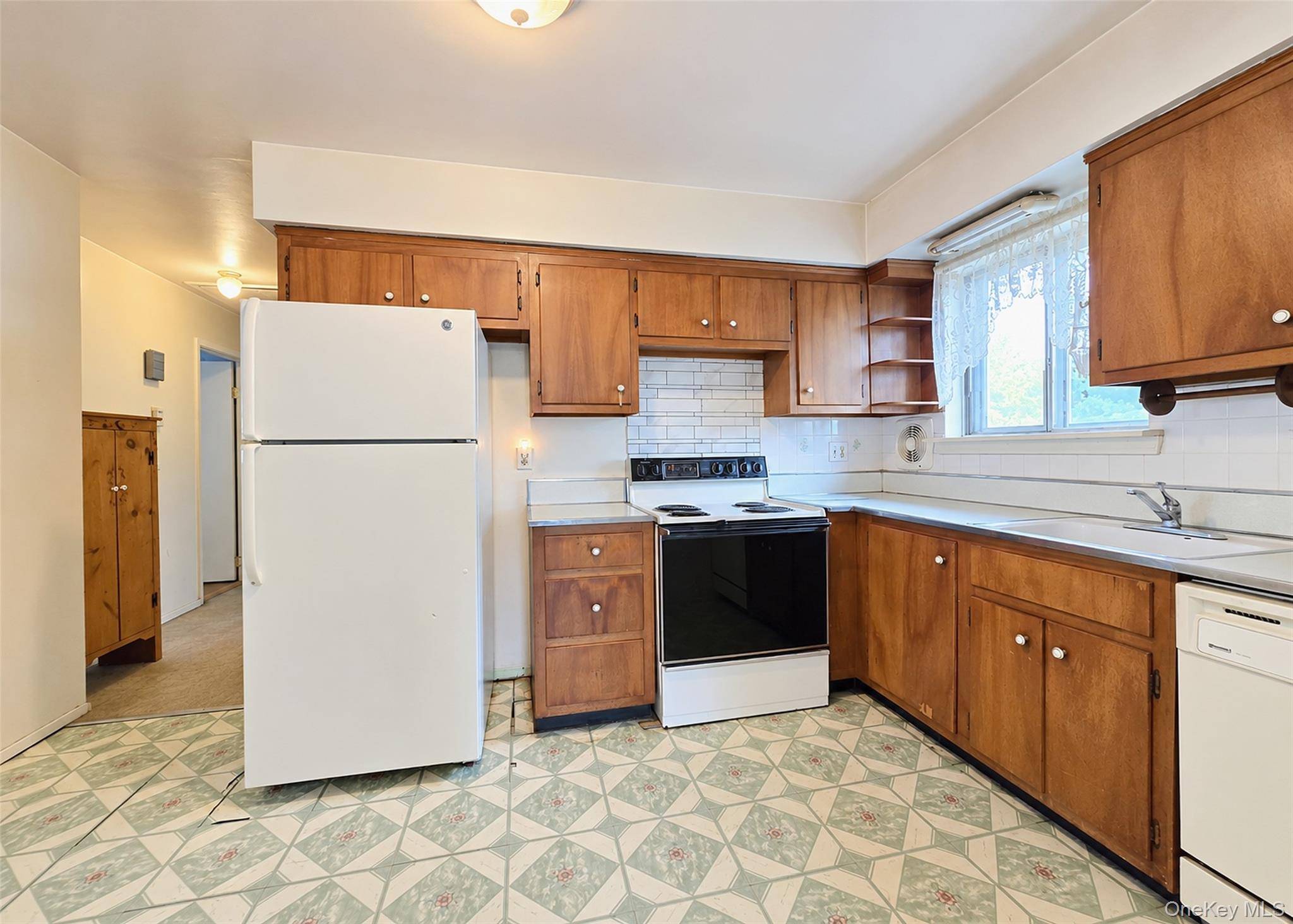 90 Robinwood DR, Mastic Beach, NY 11951