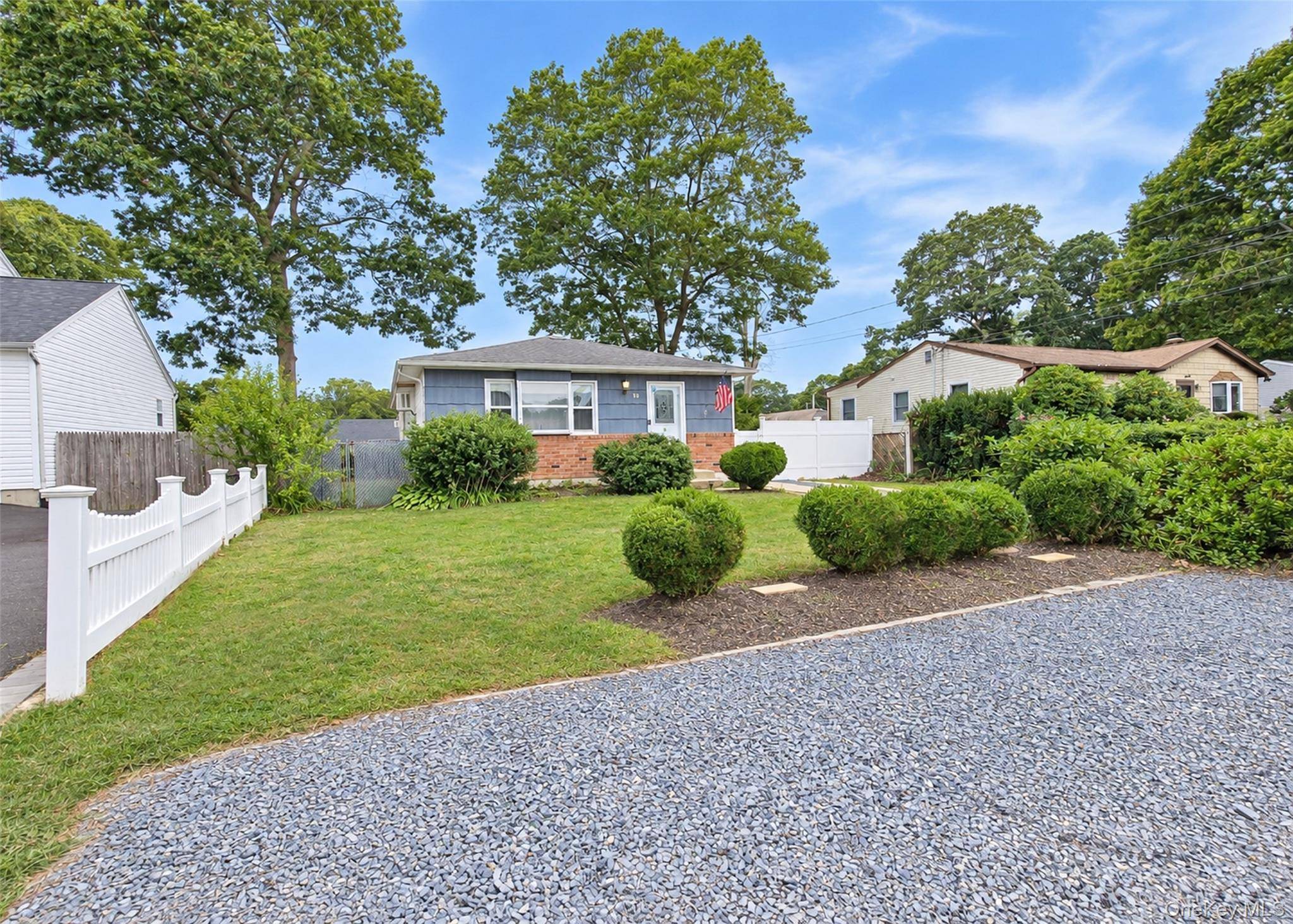 90 Robinwood DR, Mastic Beach, NY 11951
