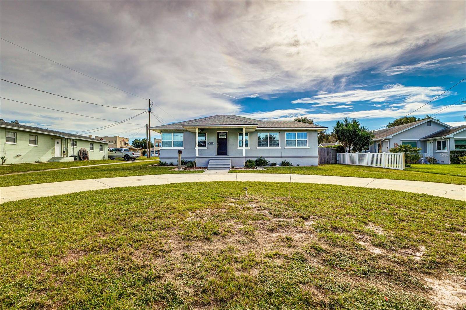 215 S LAKE HOWARD DR, Winter Haven, FL 33880