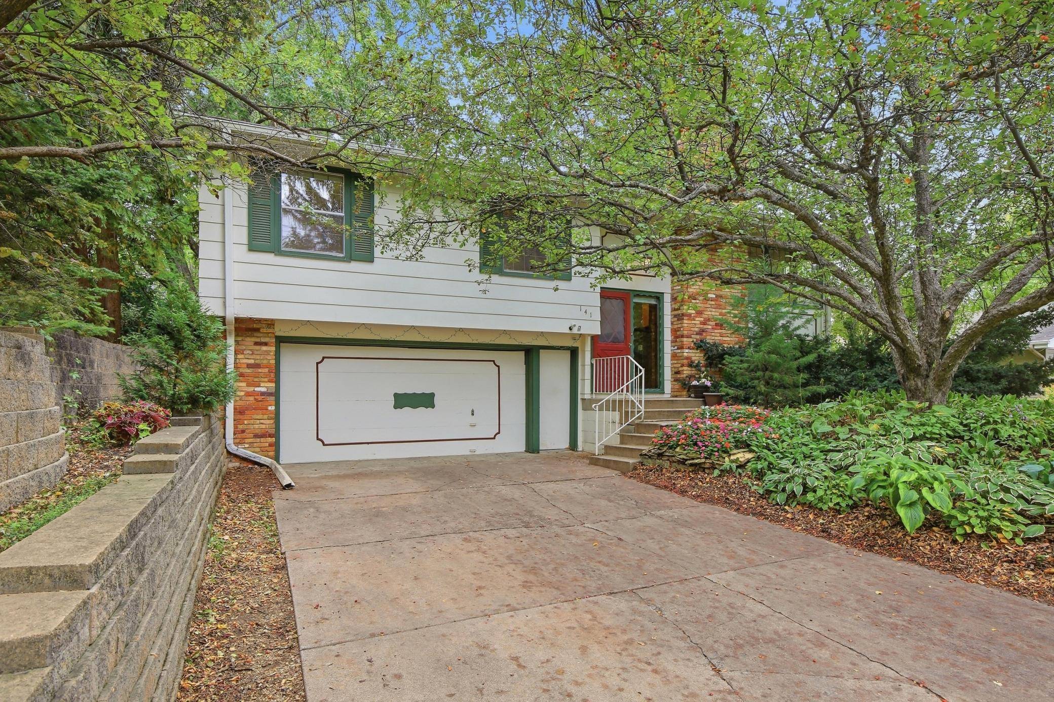 141 Oakwood DR, New Brighton, MN 55112