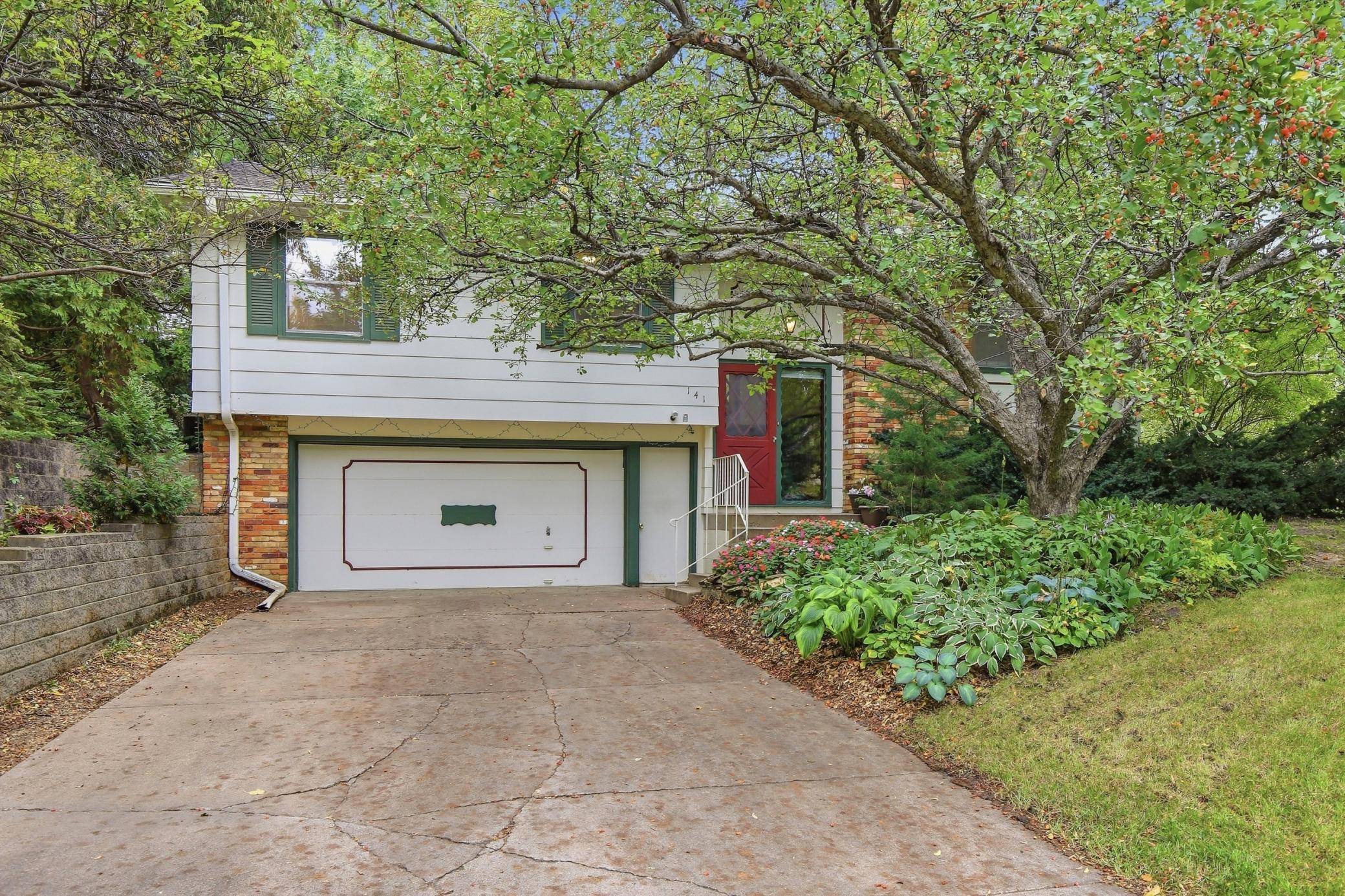 141 Oakwood DR, New Brighton, MN 55112