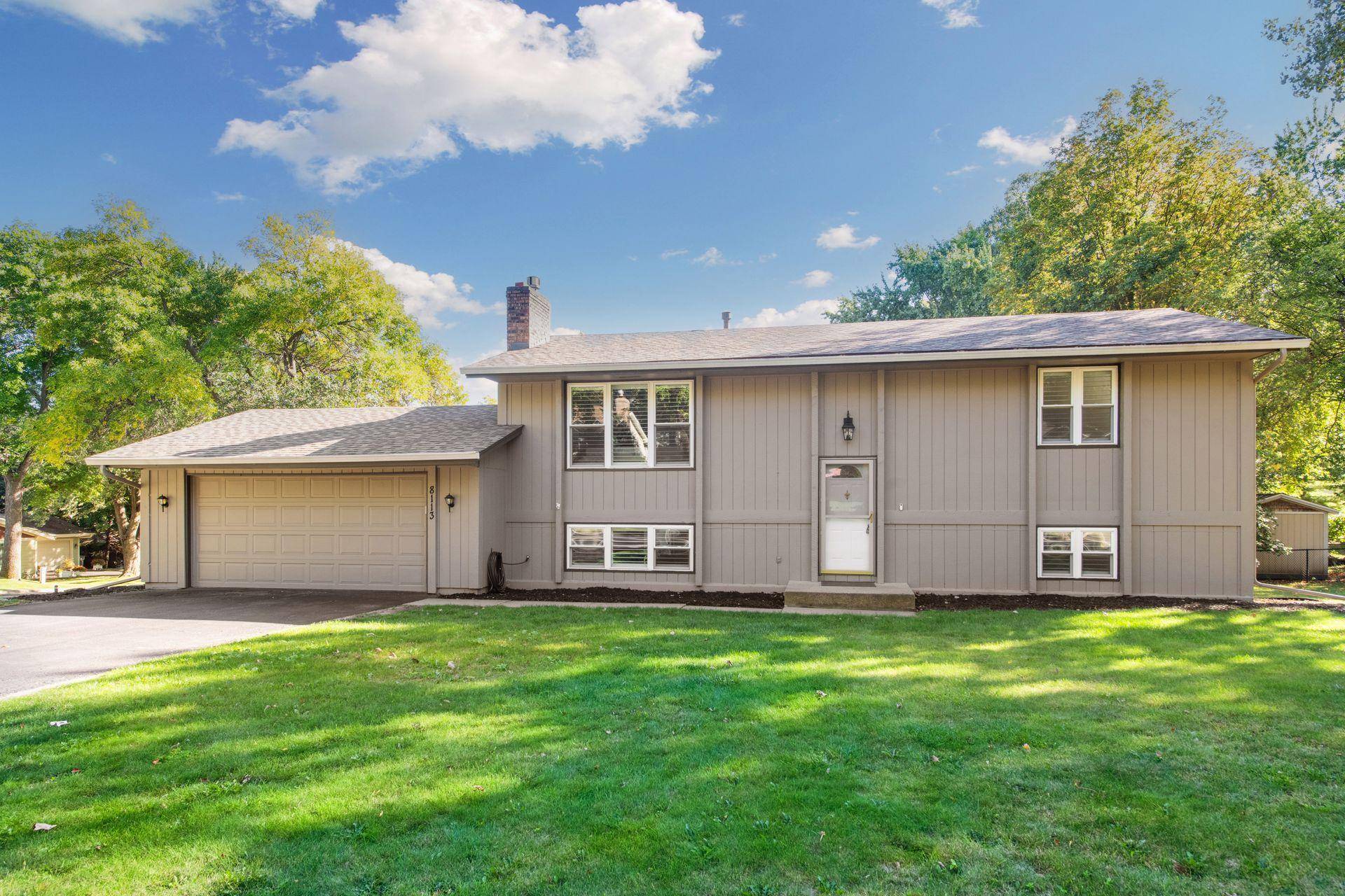 8113 Dakota LN, Chanhassen, MN 55317