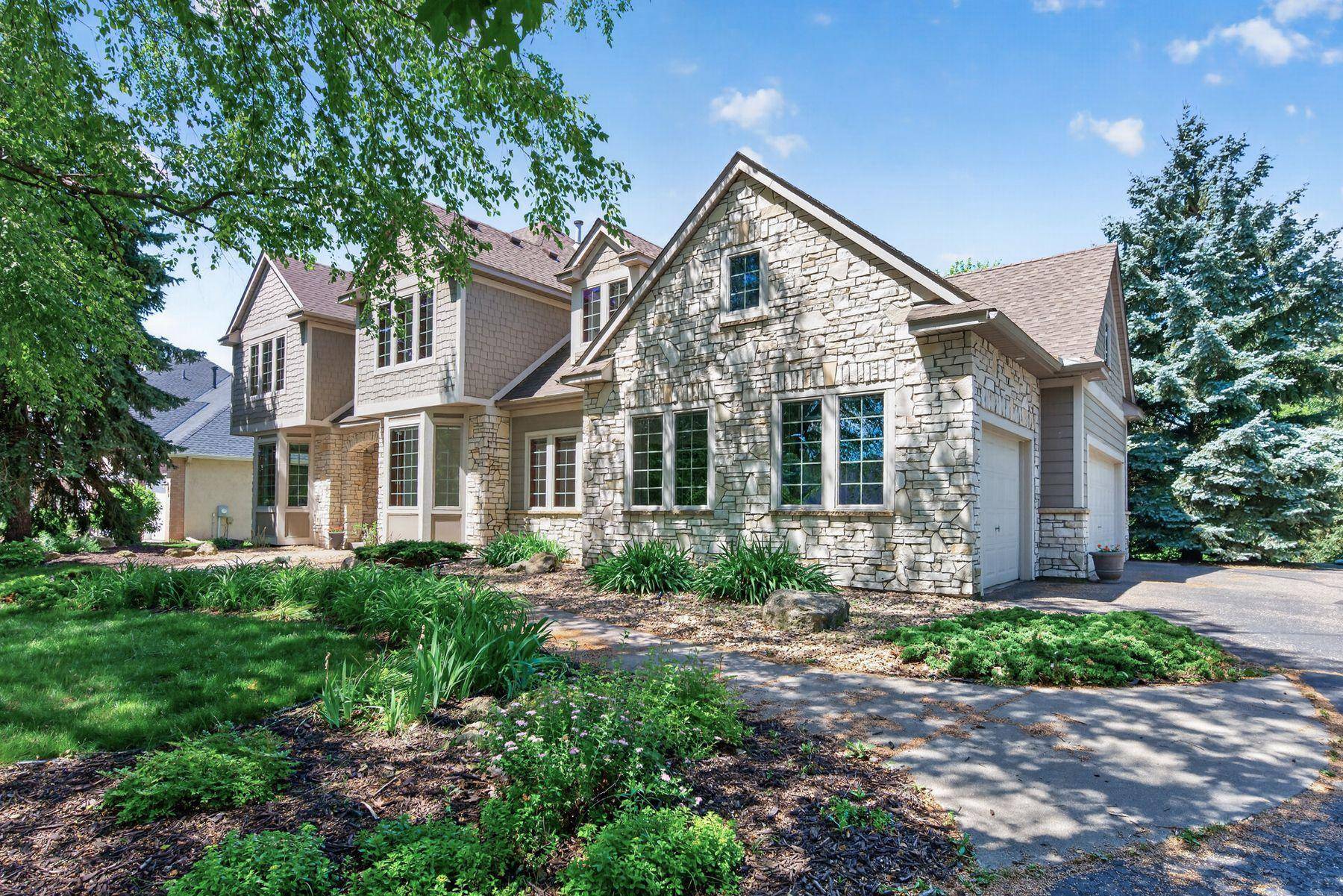 3034 Edgewater DR, Woodbury, MN 55125