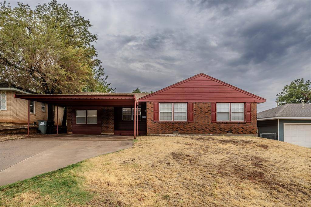 1113 Nowahy AVE, Clinton, OK 73601