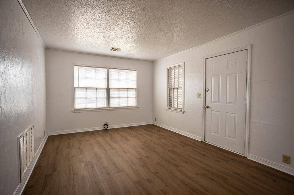 1113 Nowahy AVE, Clinton, OK 73601