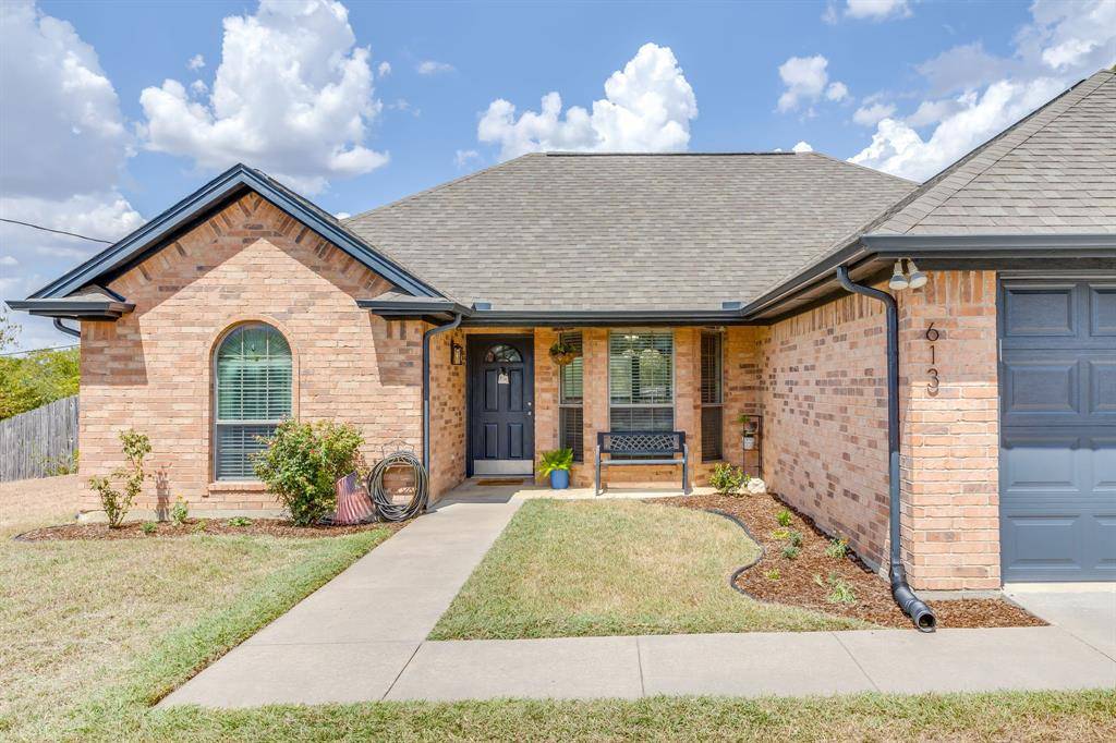 613 E 1st Street, Weatherford, TX 76086