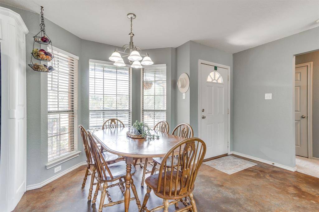 613 E 1st Street, Weatherford, TX 76086