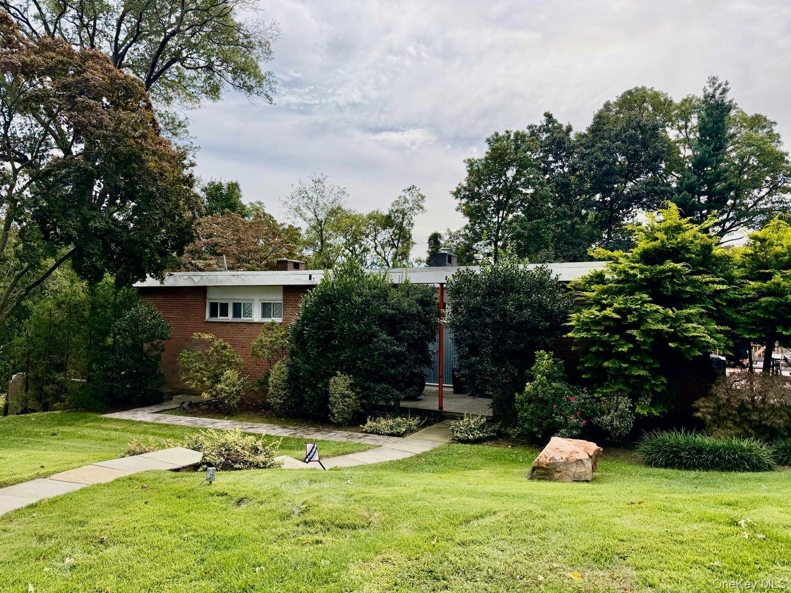 26 Nantucket PL, Scarsdale, NY 10583