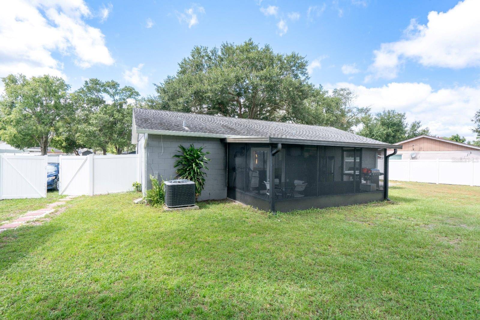 13915 BRIDGEPORT DR, Tampa, FL 33625