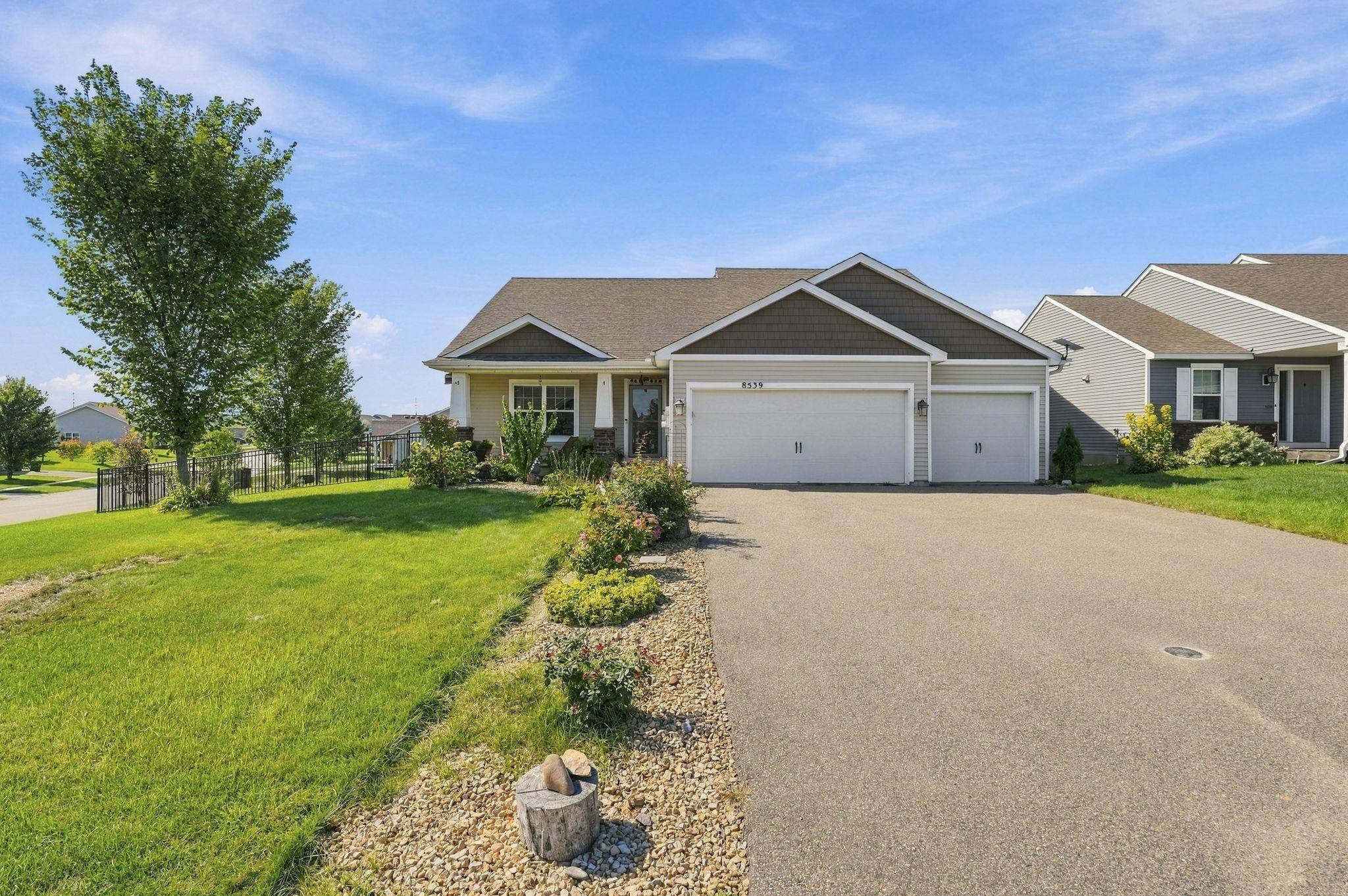 8539 Titanium CIR, Woodbury, MN 55129