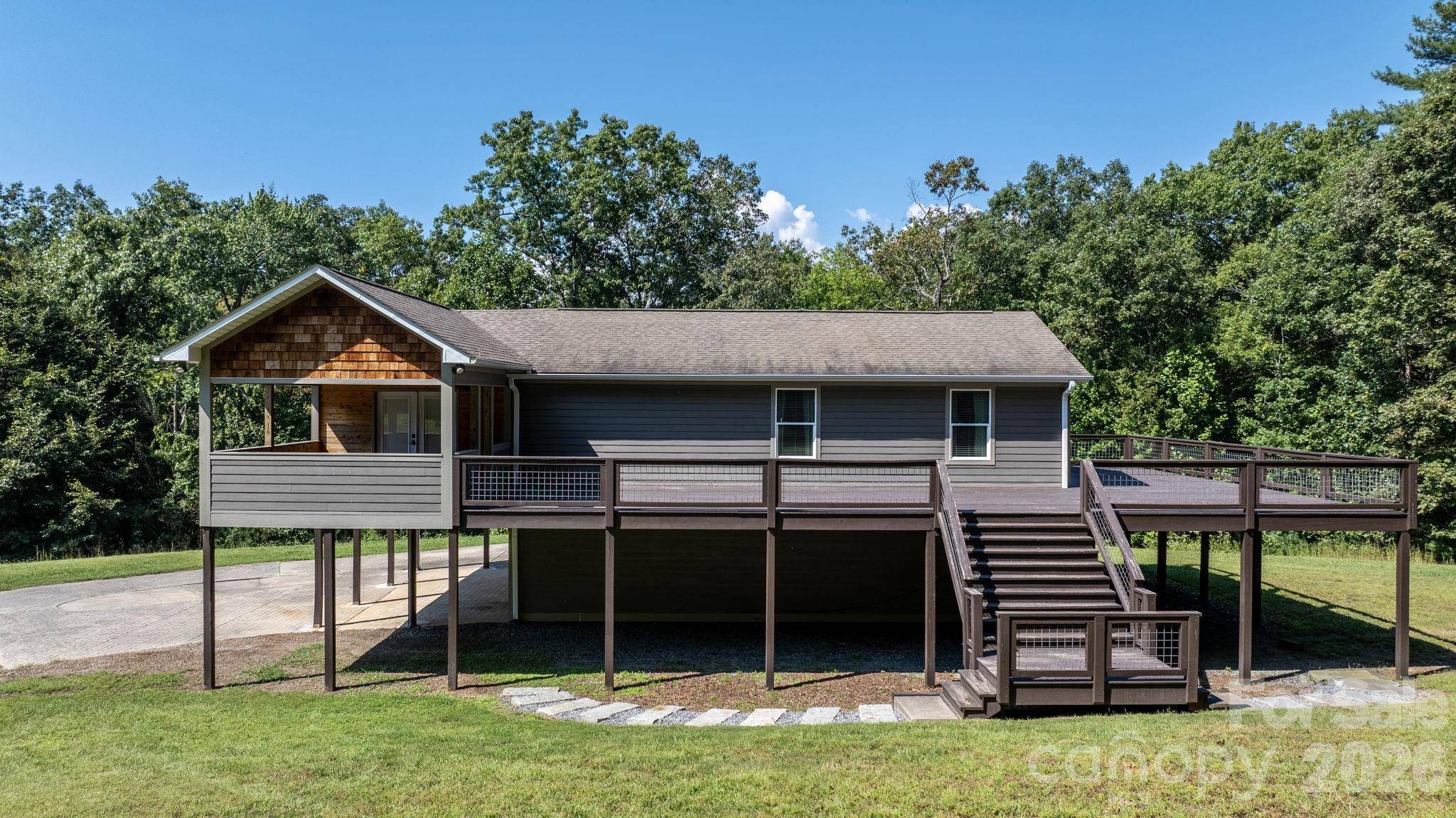 80 Hidden Bluff LN, Horse Shoe, NC 28742
