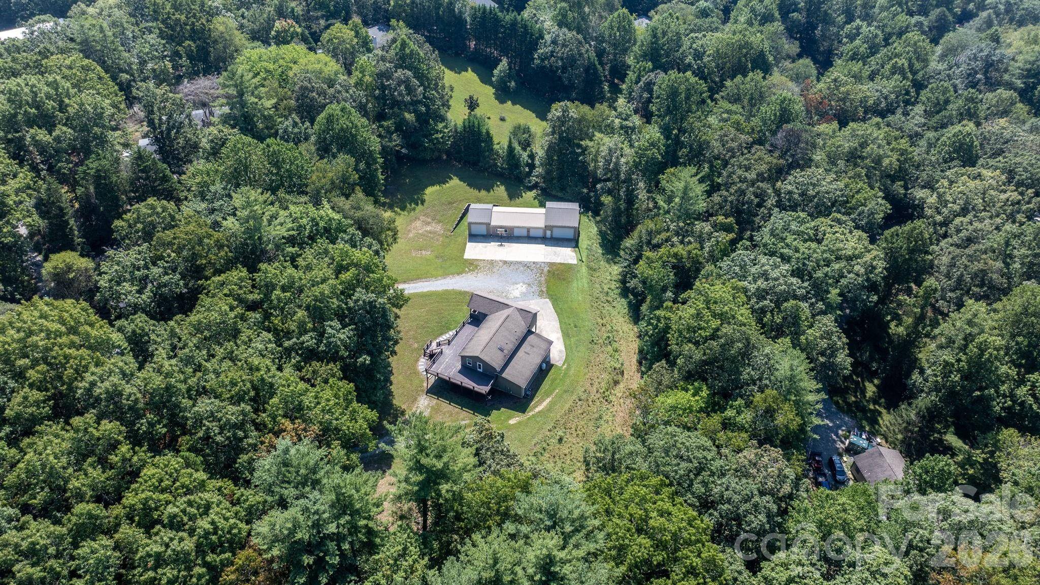 80 Hidden Bluff LN, Horse Shoe, NC 28742