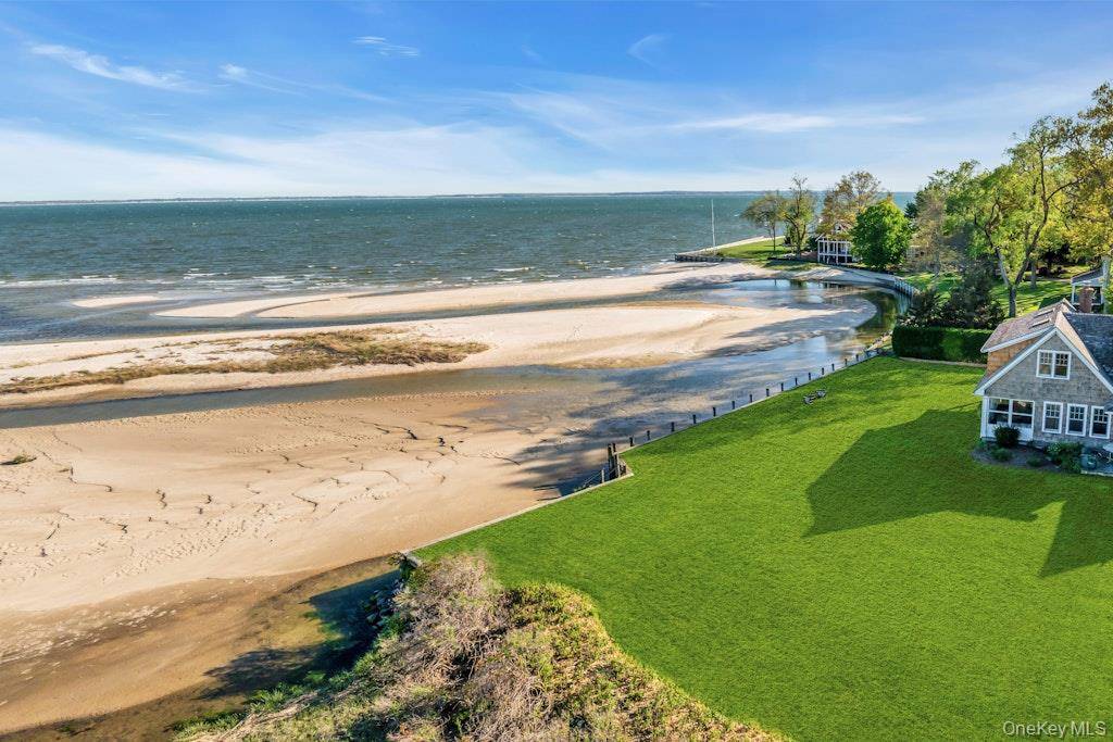 10450 New Suffolk AVE, Cutchogue, NY 11935