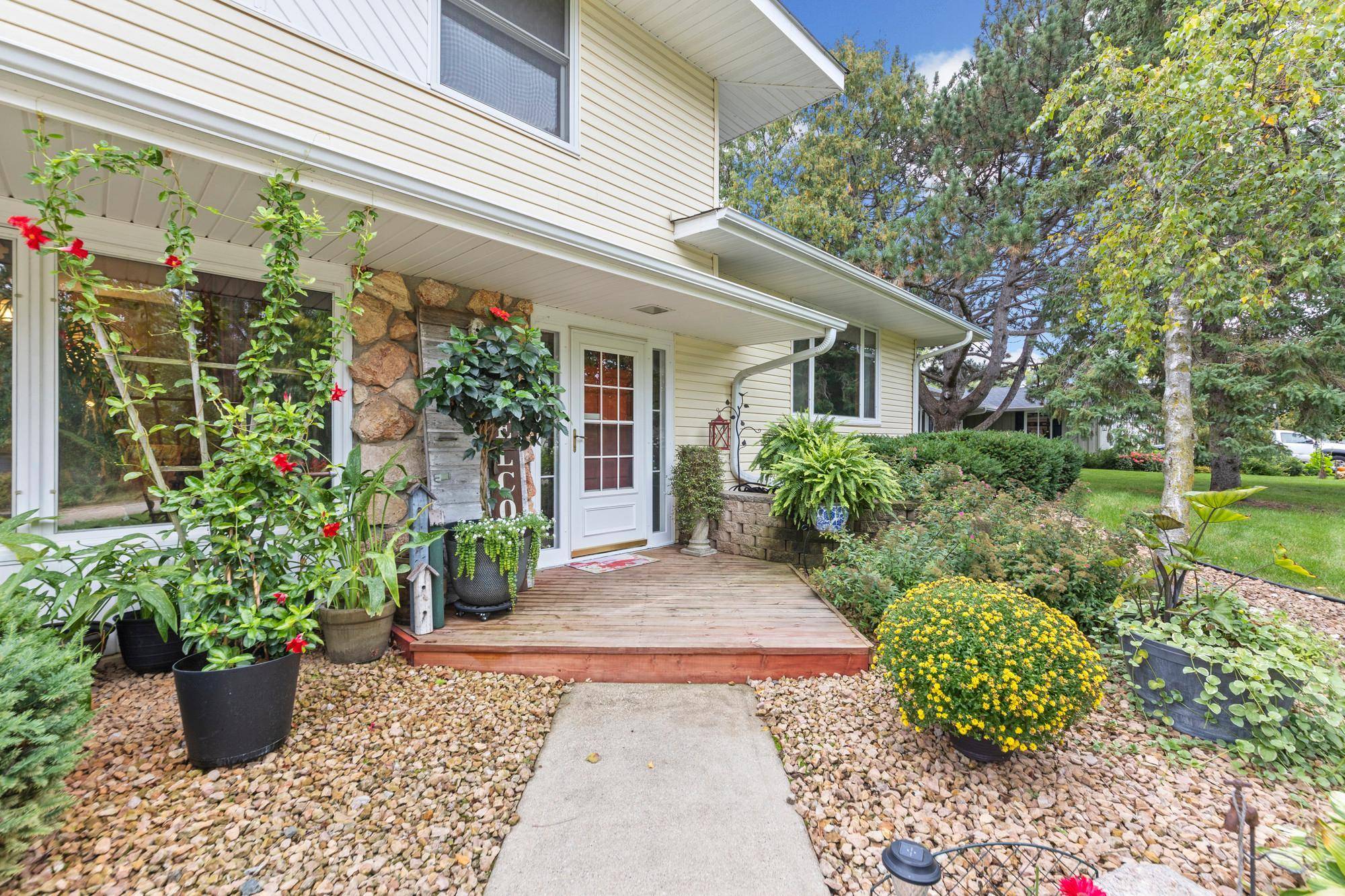 228 Walnut LN, Apple Valley, MN 55124