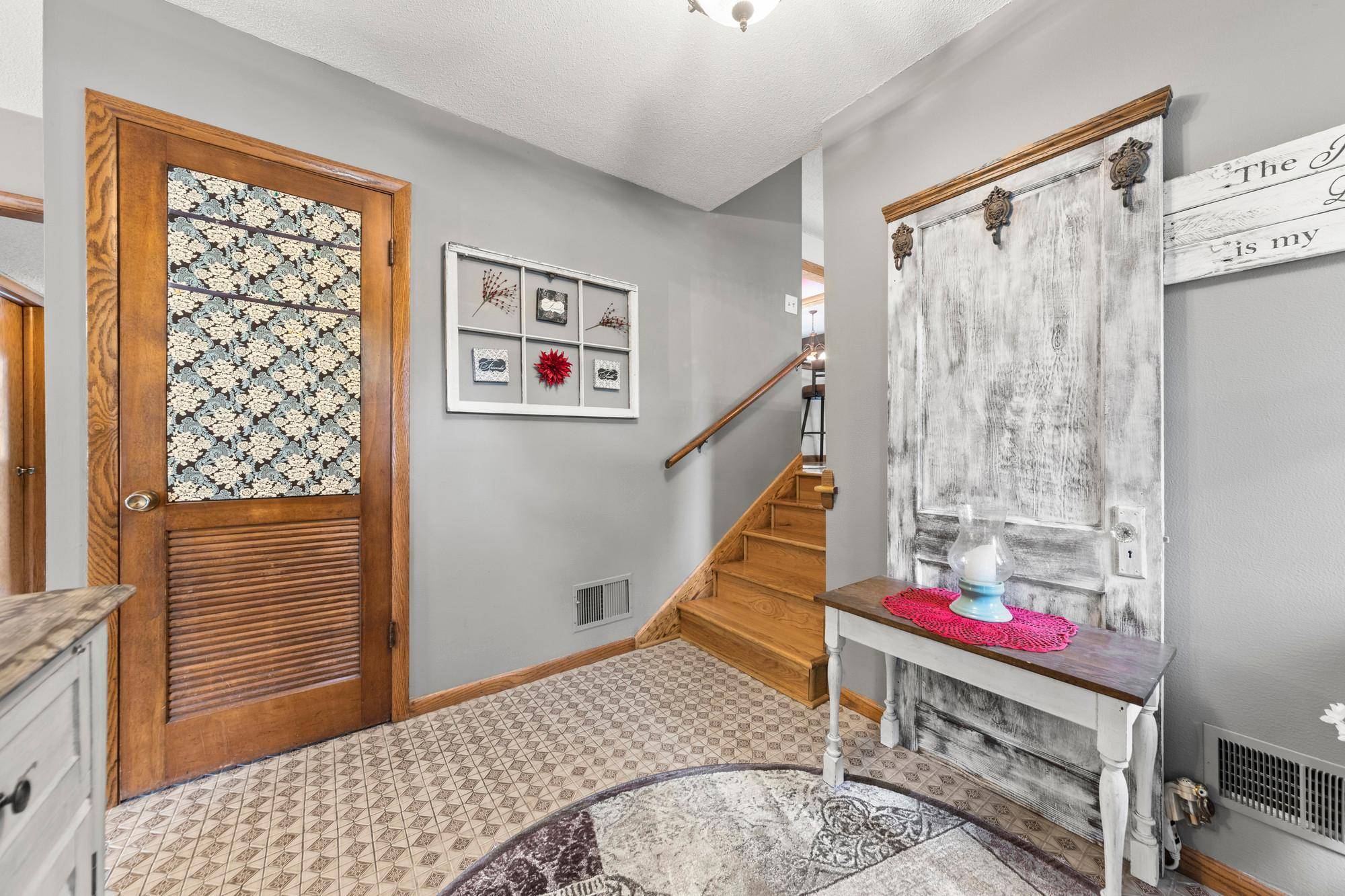 228 Walnut LN, Apple Valley, MN 55124