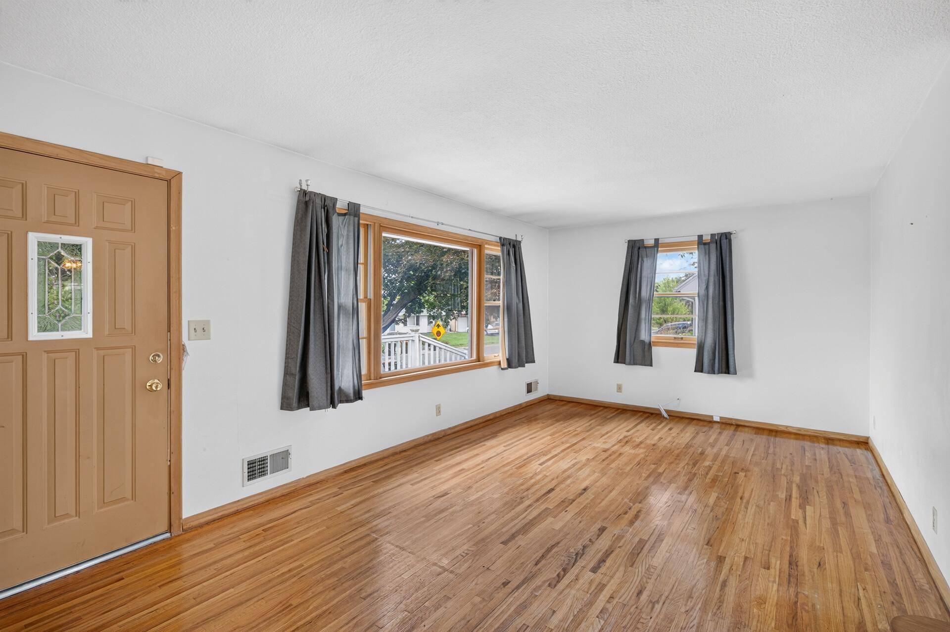 1750 Lark AVE, Maplewood, MN 55109