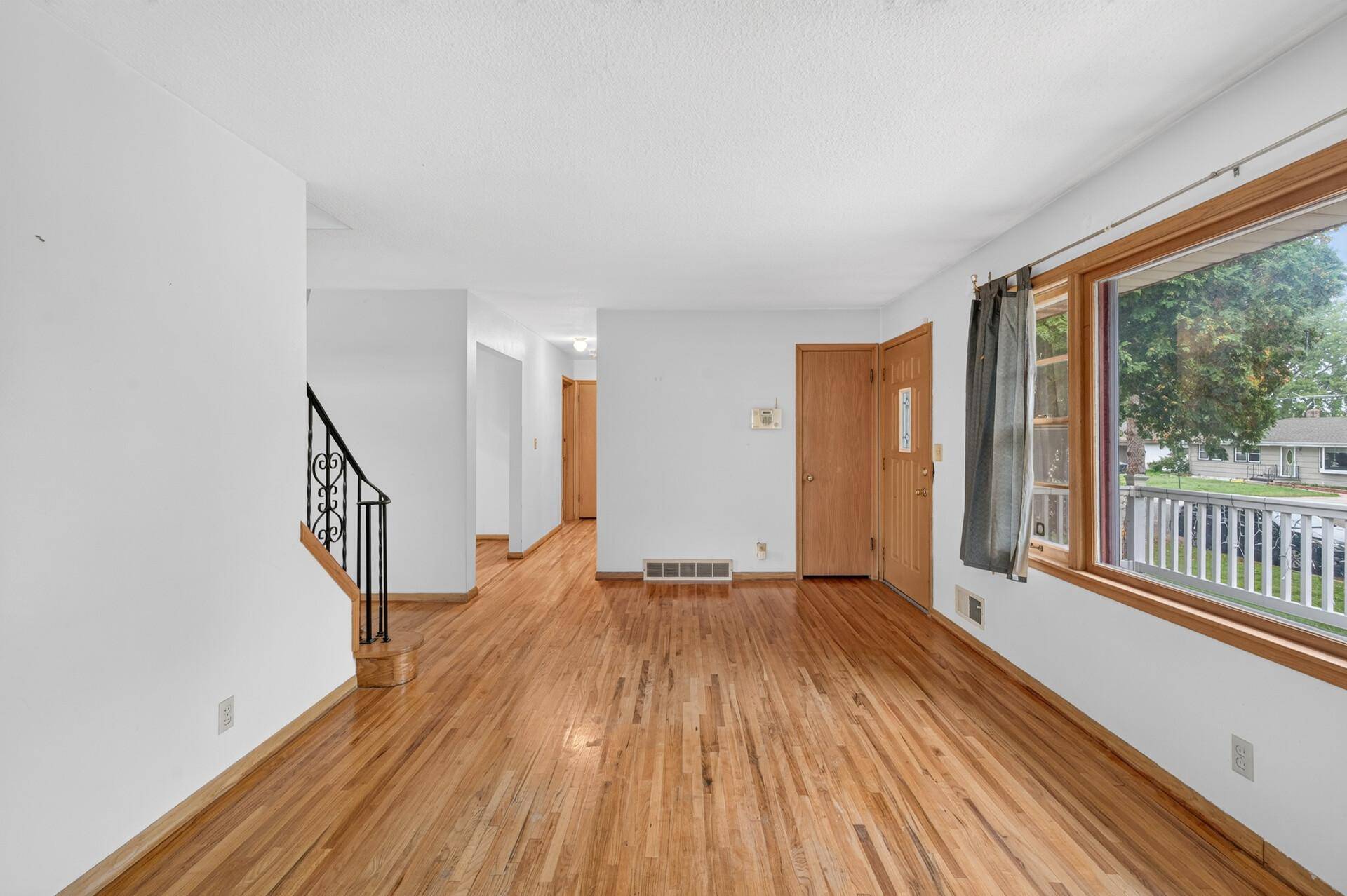 1750 Lark AVE, Maplewood, MN 55109
