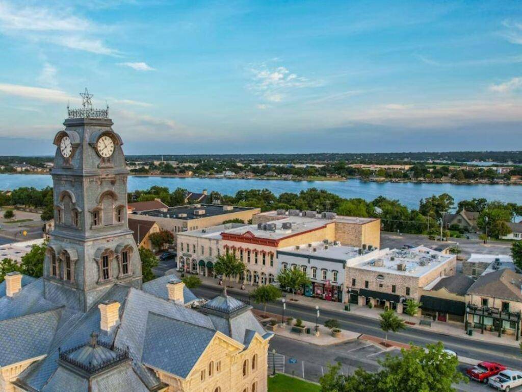 1420 Ridgeview Circle, Granbury, TX 76048