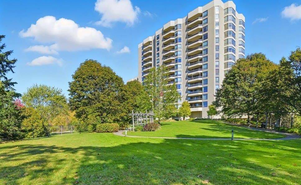 700 Wilson RD N #305, Oshawa, ON L1G 7T5