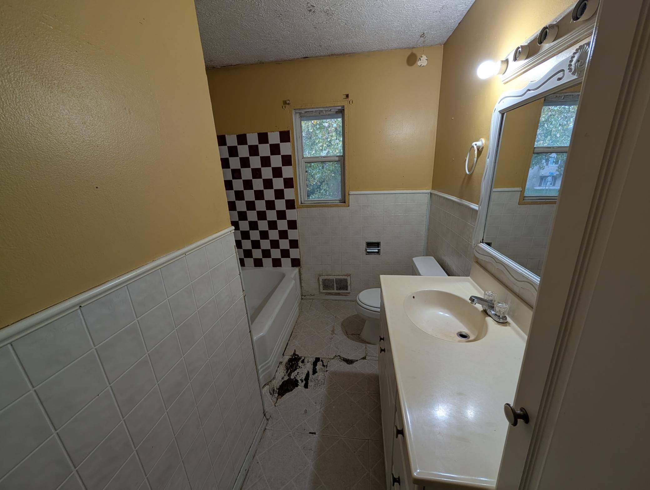 796 Stoughton AVE, Chaska, MN 55318