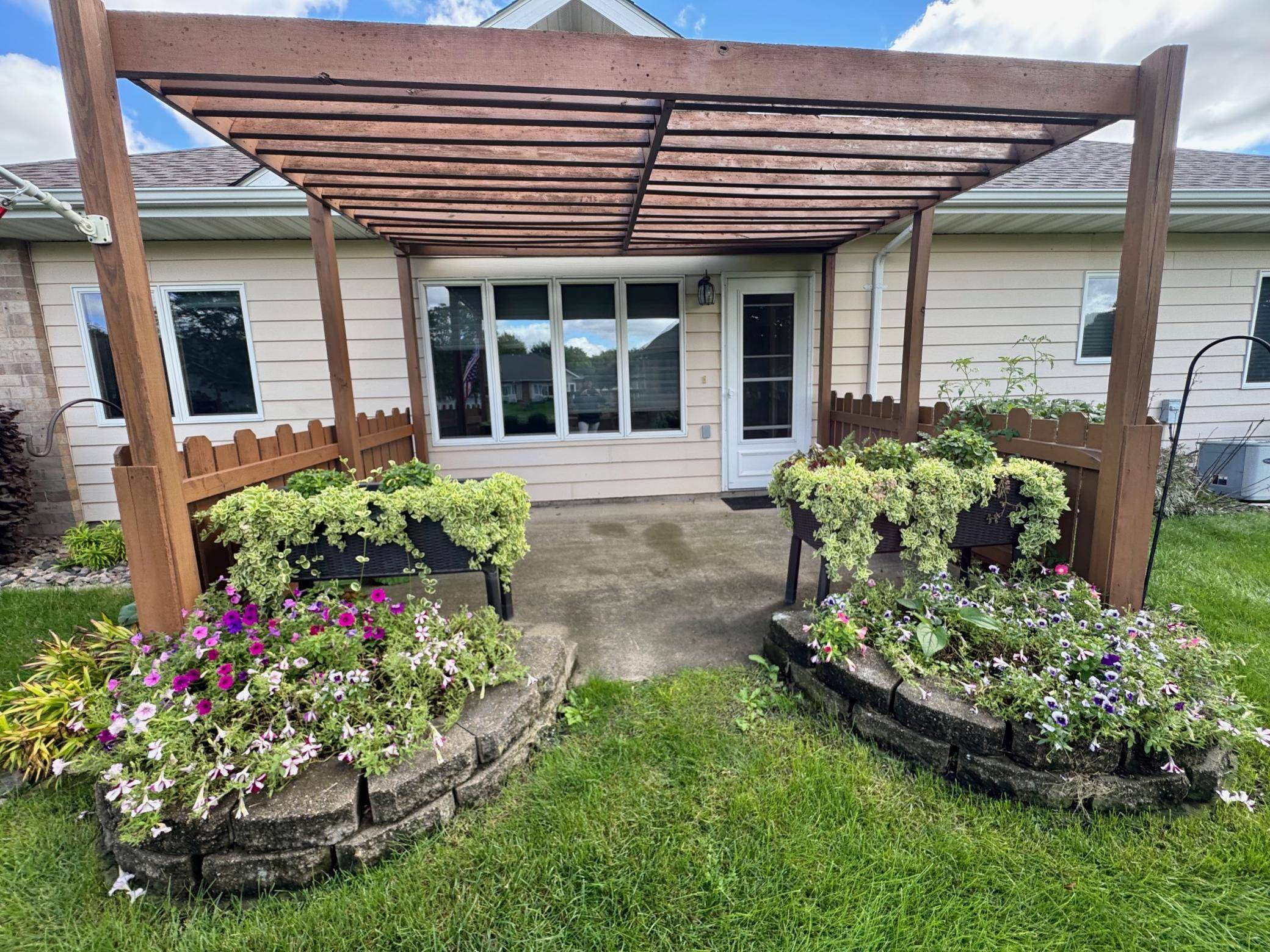 1112 Travis RD, Marshall, MN 56258