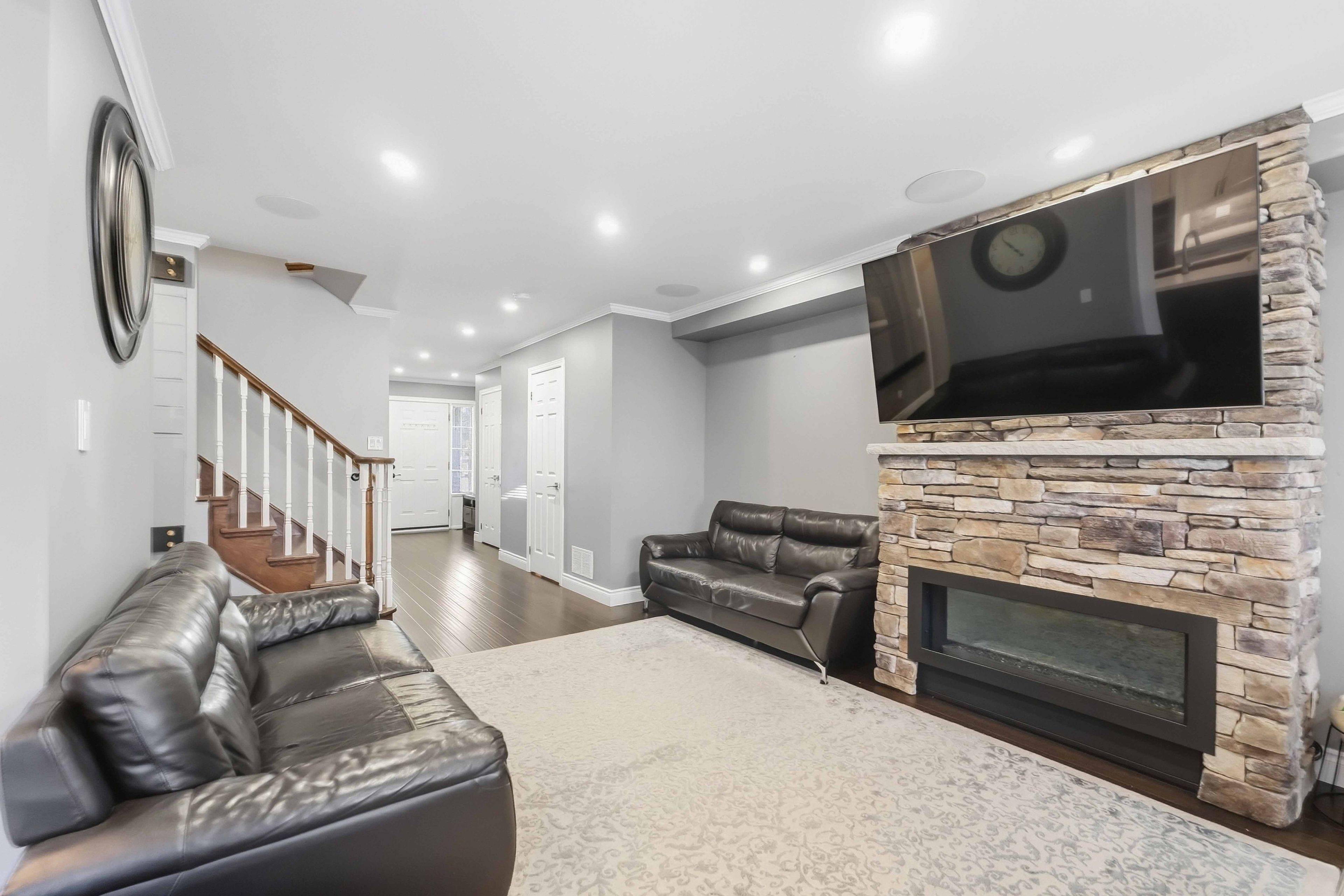 785 Tenth AVE, Hamilton, ON L8T 2G4