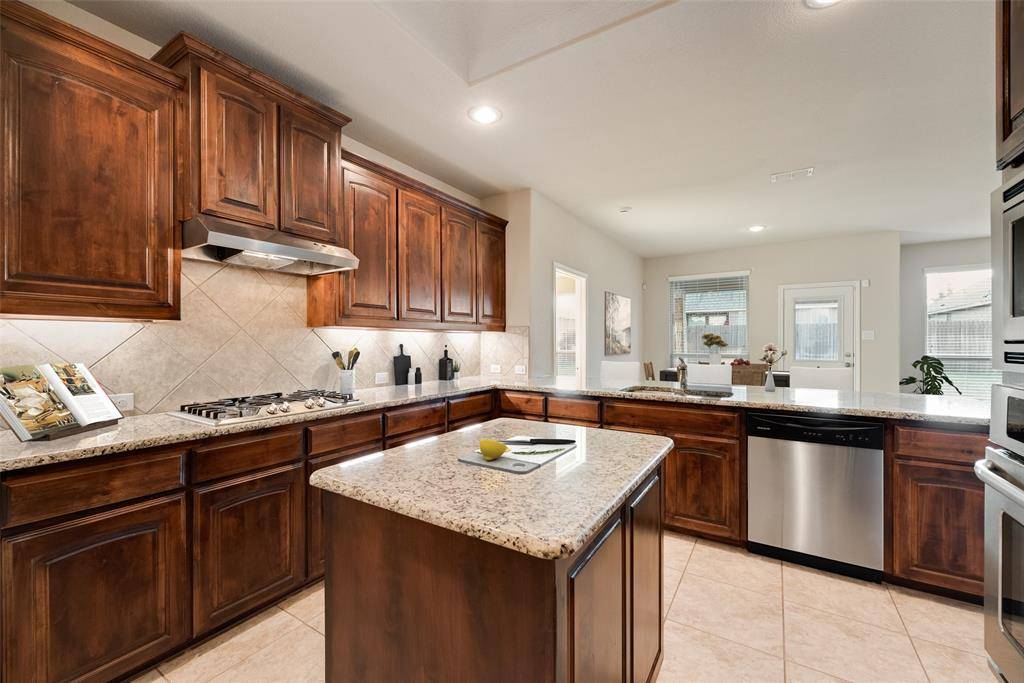 18 Auburn Drive, Edgecliff Village, TX 76134