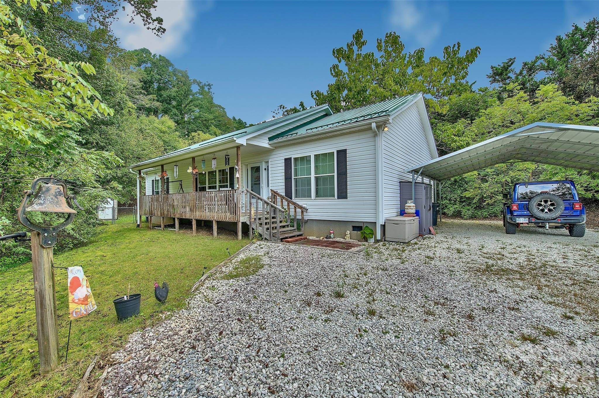397 Reservoir RD, Spruce Pine, NC 28777