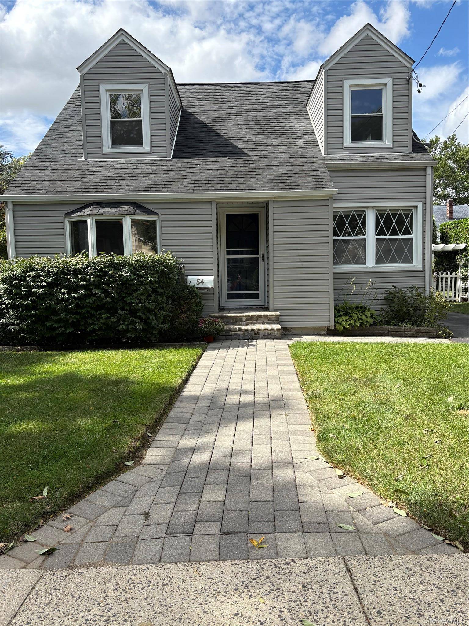54 Vanderbilt AVE, Floral Park, NY 11001