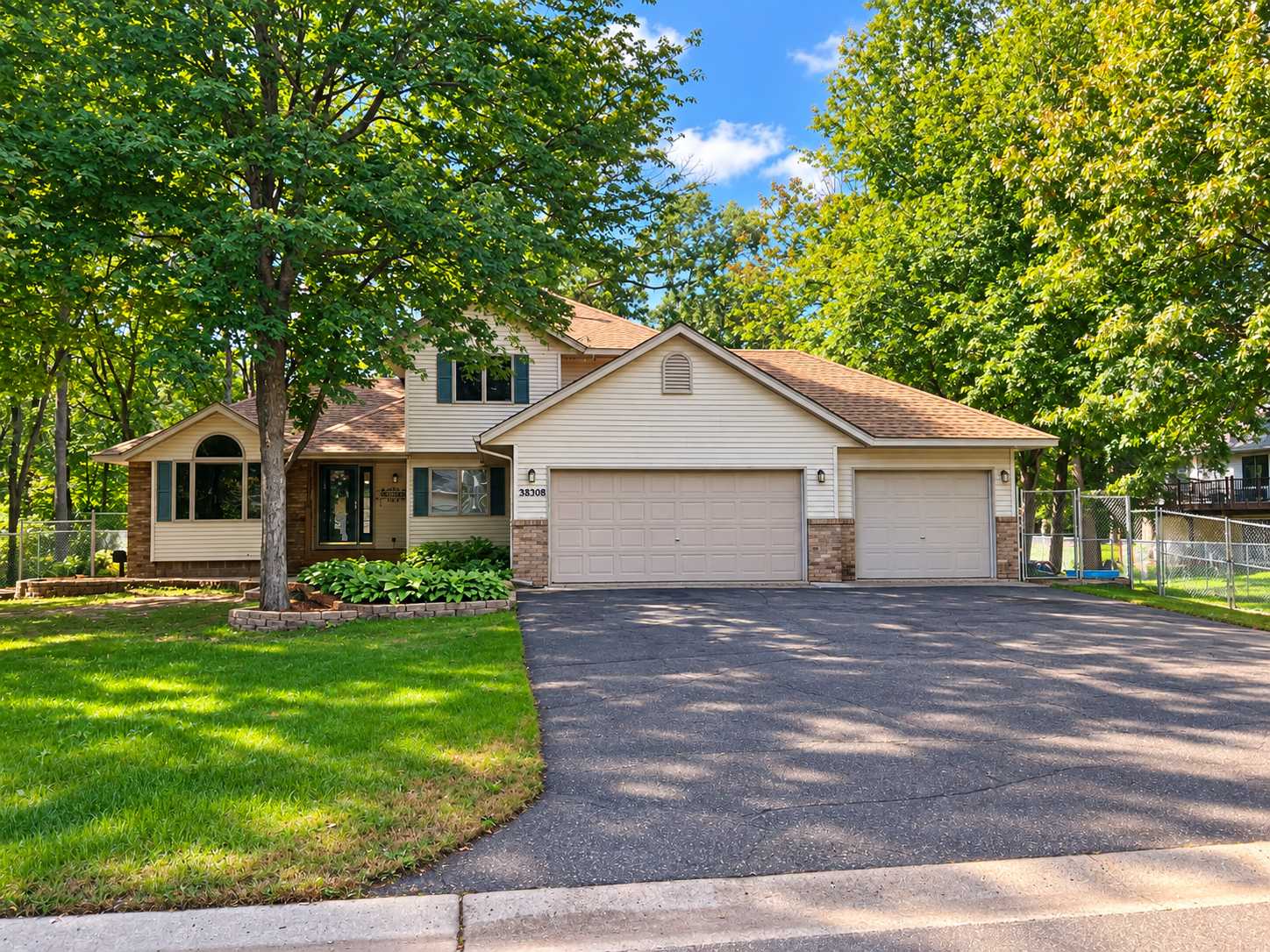 38308 Golden Oaks TRL, North Branch, MN 55056