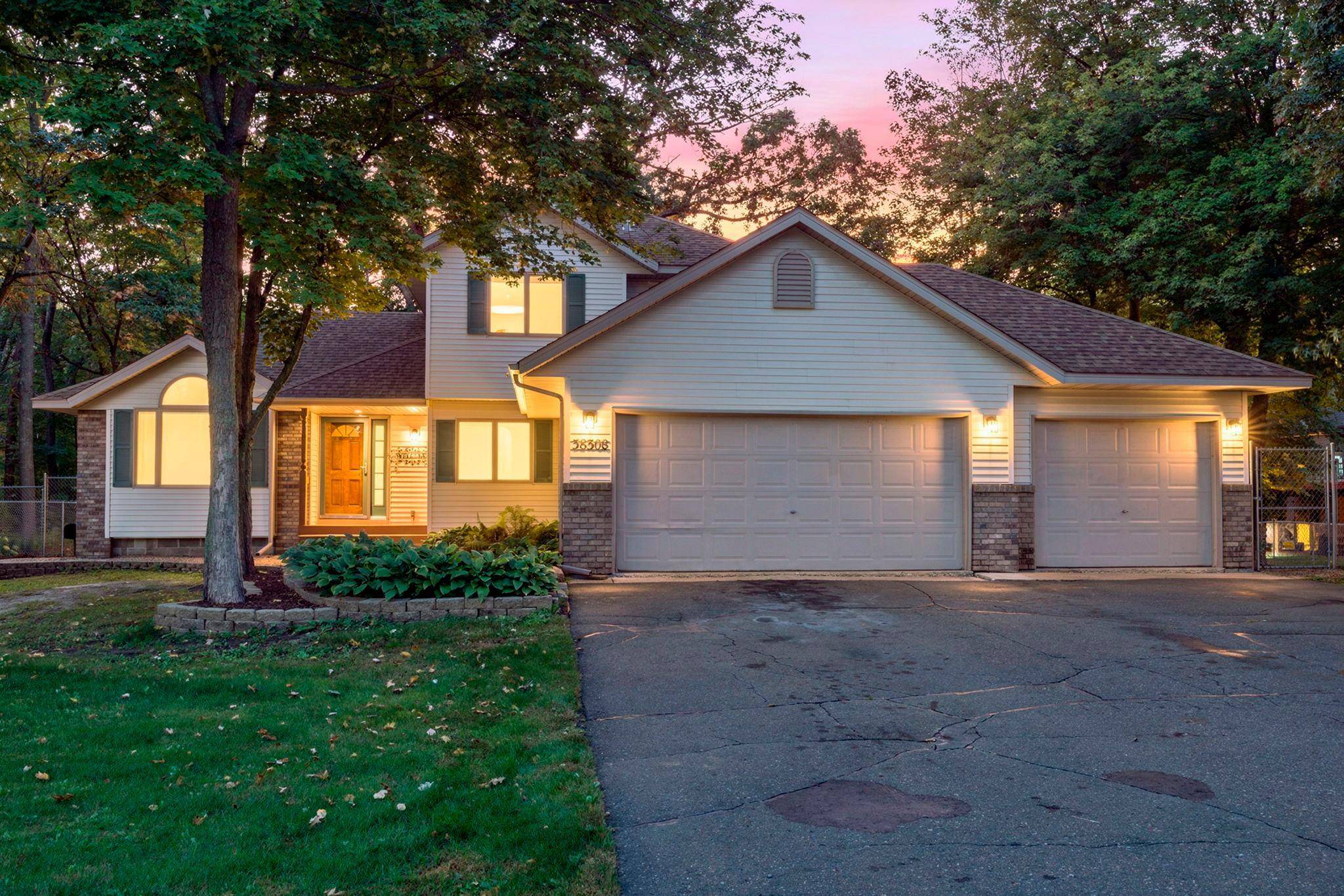 38308 Golden Oaks TRL, North Branch, MN 55056