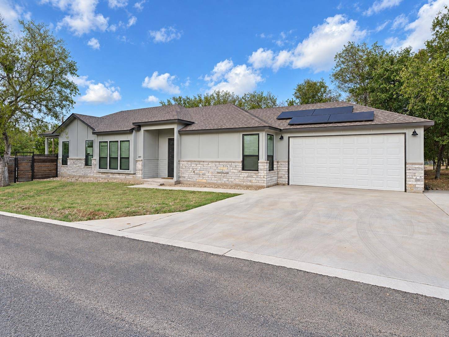 871 Fir LN, Cottonwood Shores, TX 78657