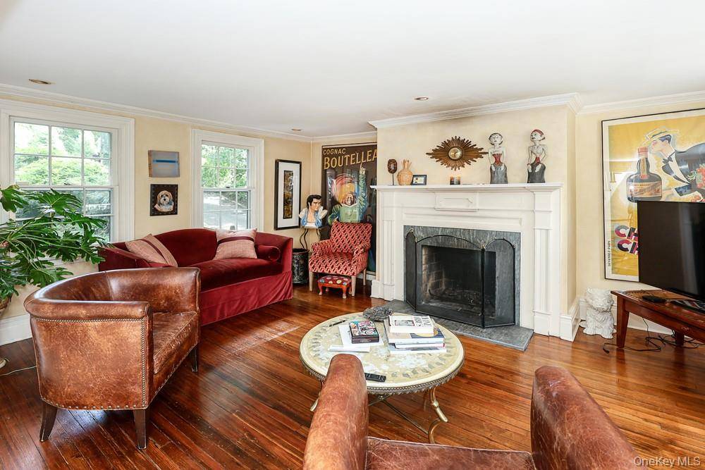 80 E Broadway, Roslyn, NY 11576