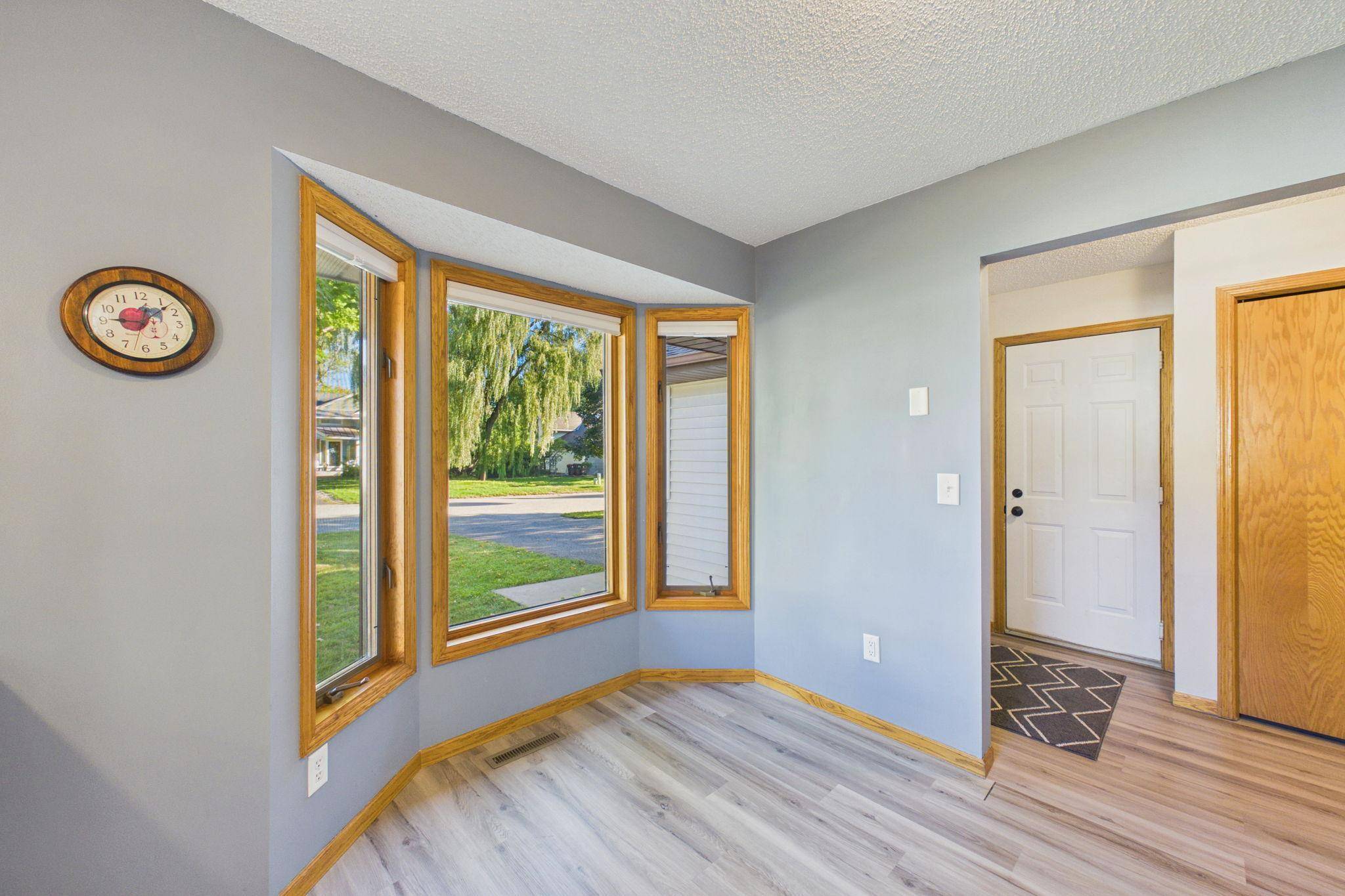7081 Upper 36th ST N, Oakdale, MN 55128
