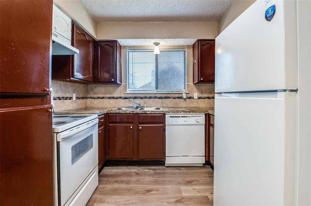 2922 E Pepperidge Drive, Lancaster, TX 75134