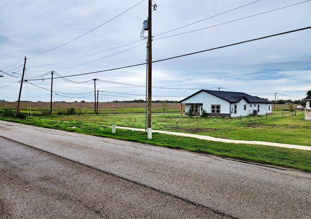 1411 Old Thorndale RD, Taylor, TX 76574