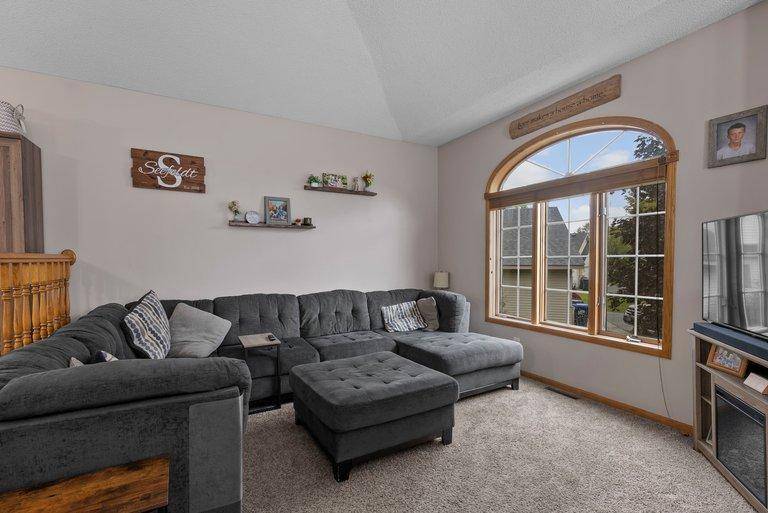 9711 Woodcrest CT, Monticello, MN 55362
