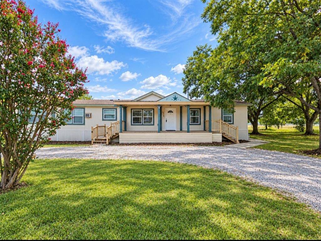105 E Laura Avenue, Quinlan, TX 75474