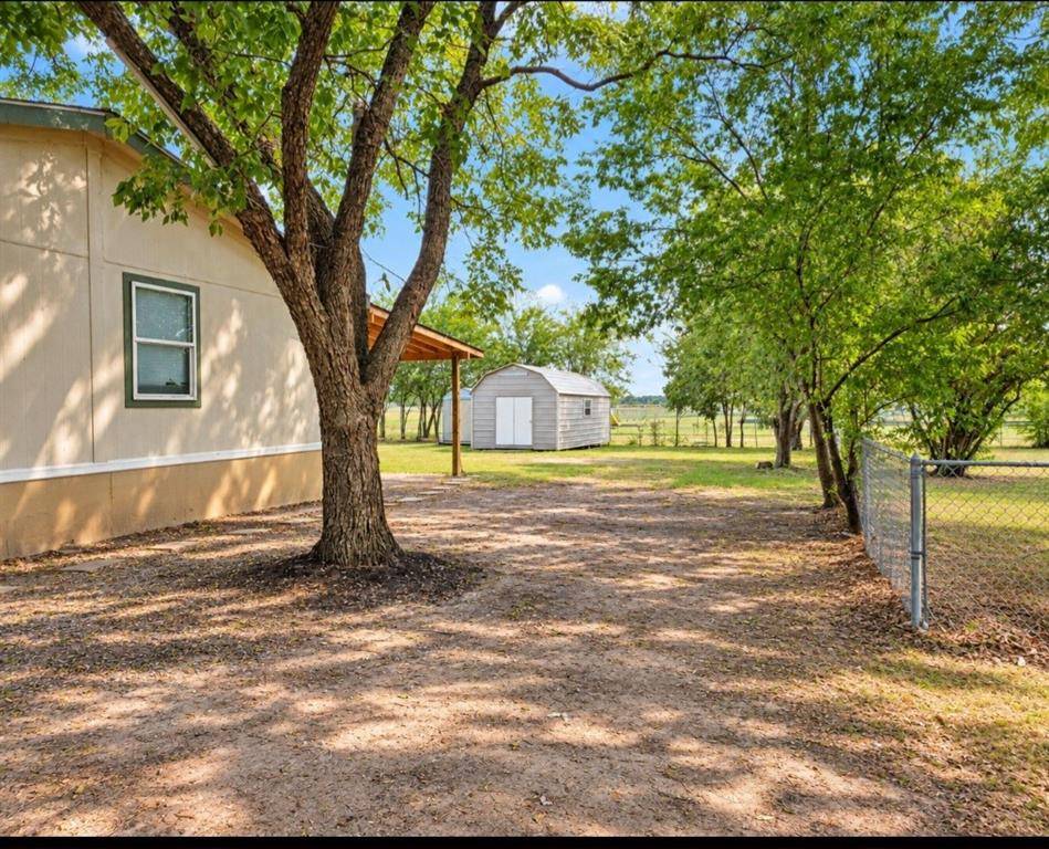 105 E Laura Avenue, Quinlan, TX 75474