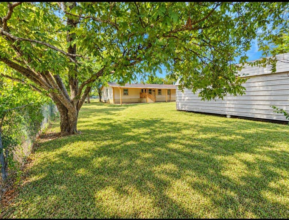 105 E Laura Avenue, Quinlan, TX 75474
