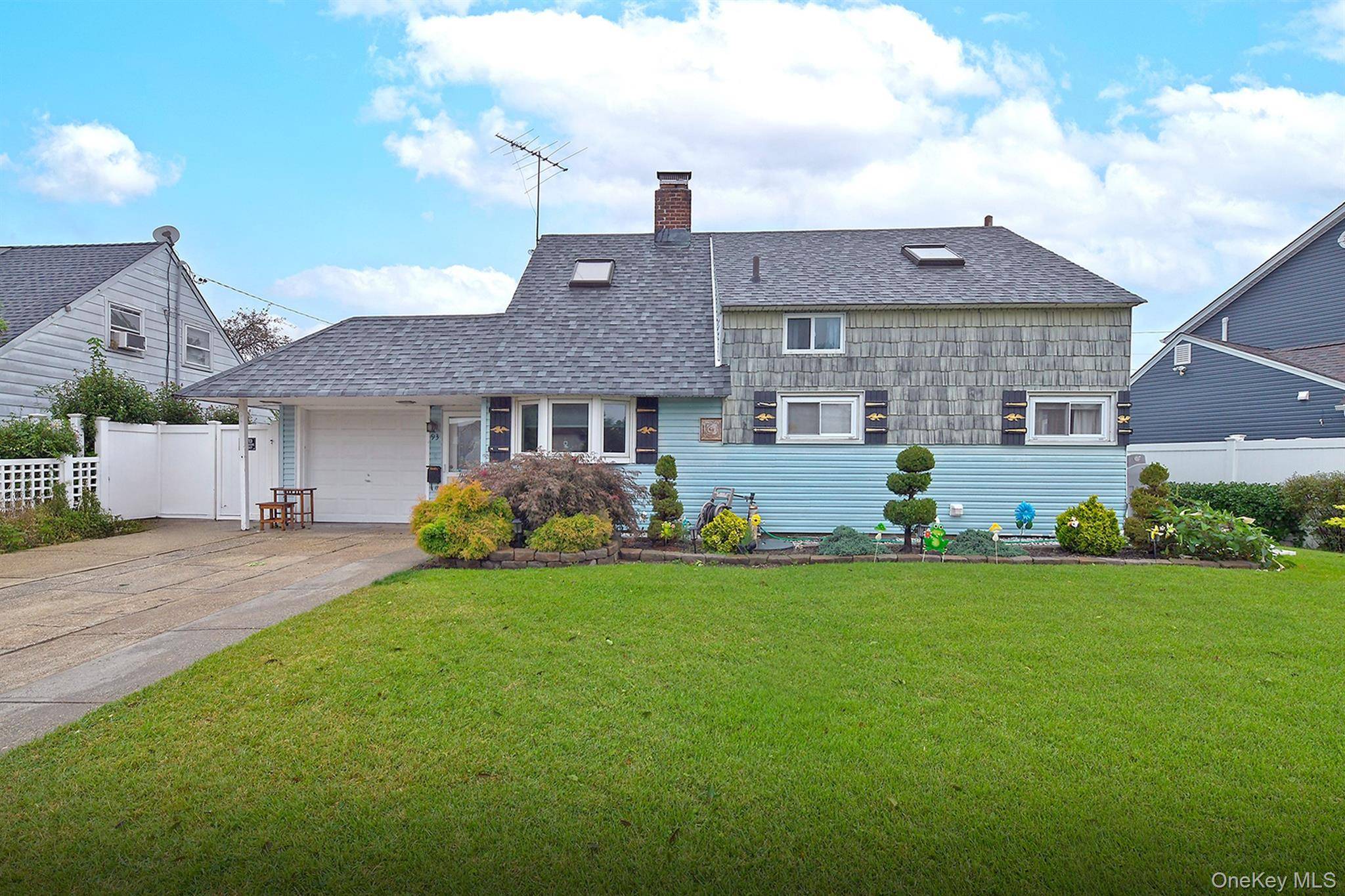 93 Abbey LN, Levittown, NY 11756