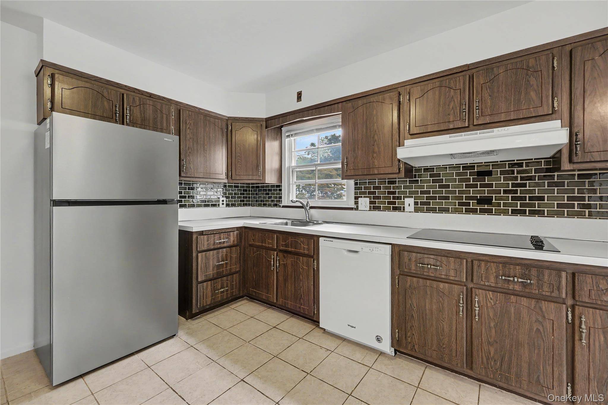 14 Walnut LN, Harrison, NY 10528