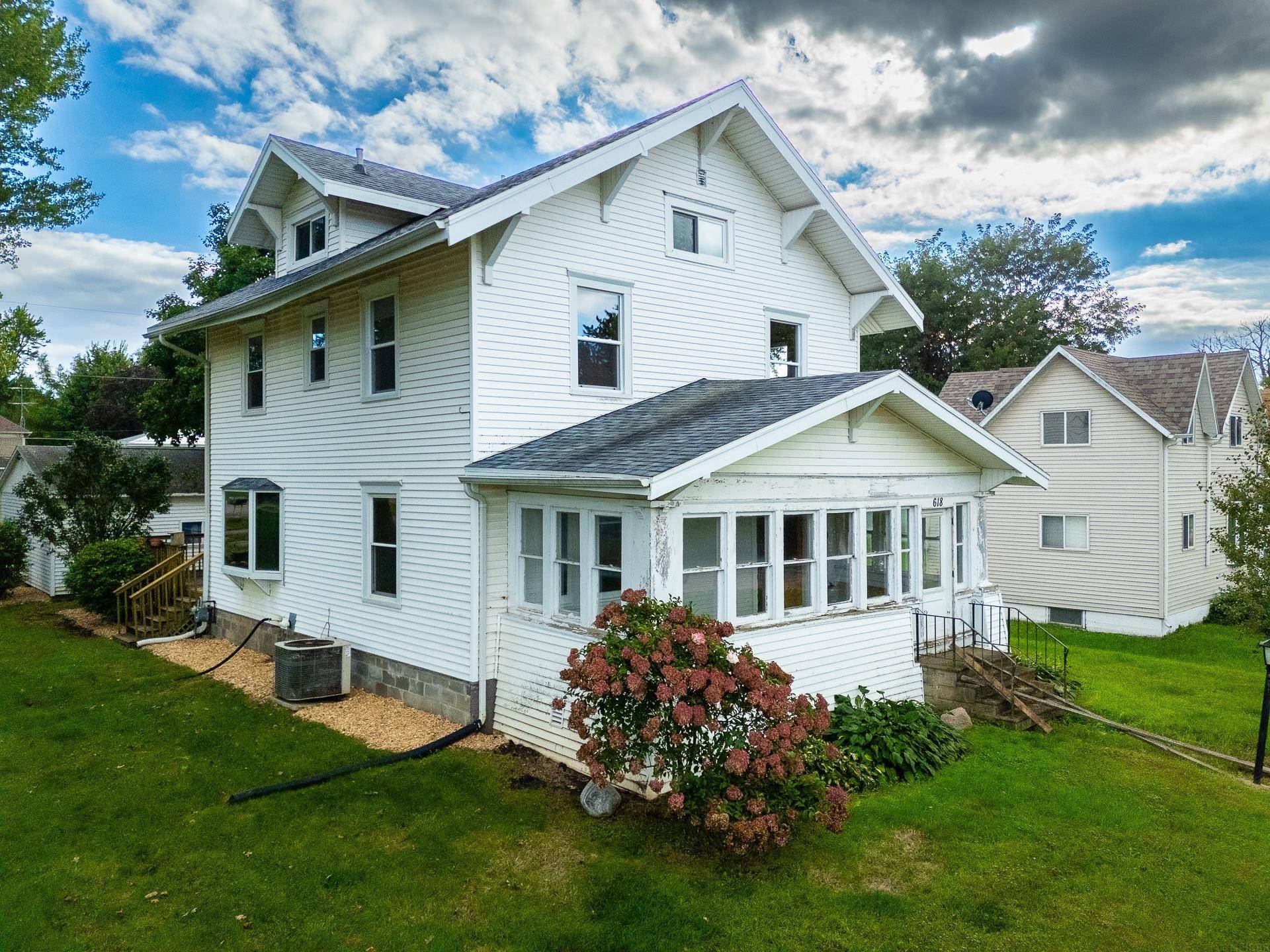 618 4Th ST, Gladbrook, IA 50635