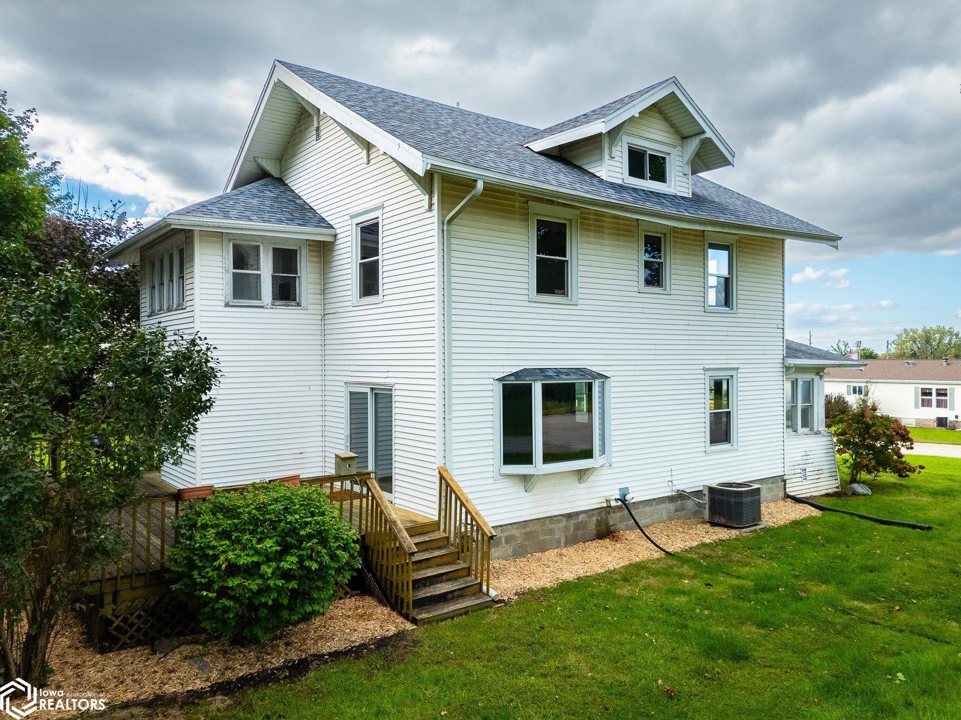 618 4Th ST, Gladbrook, IA 50635