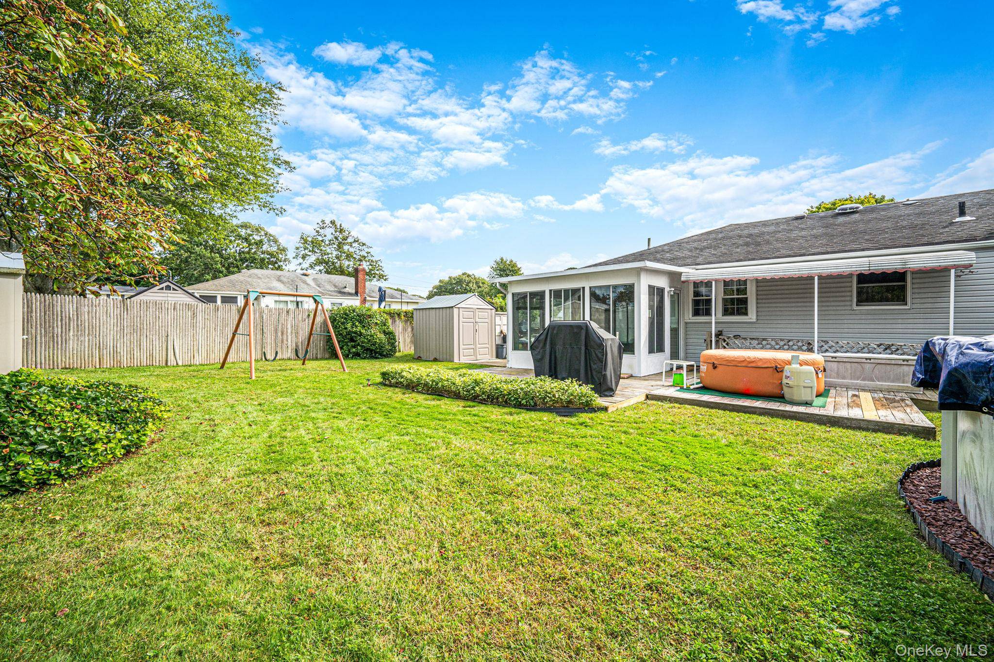 3 Gale RD, Oakdale, NY 11769
