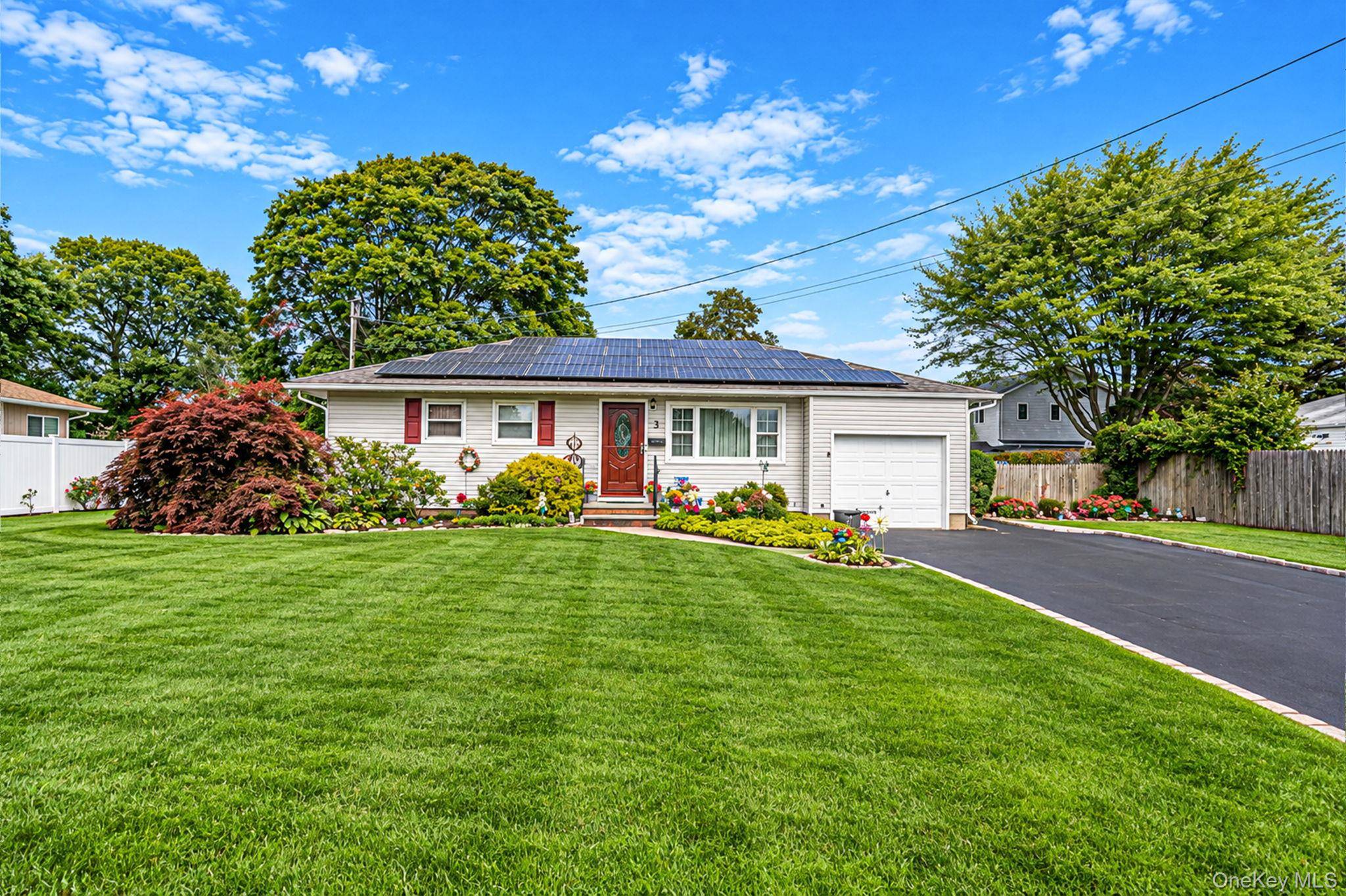 3 Gale RD, Oakdale, NY 11769