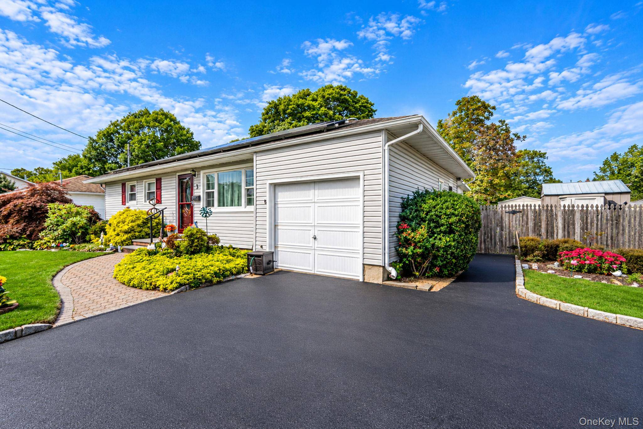 3 Gale RD, Oakdale, NY 11769