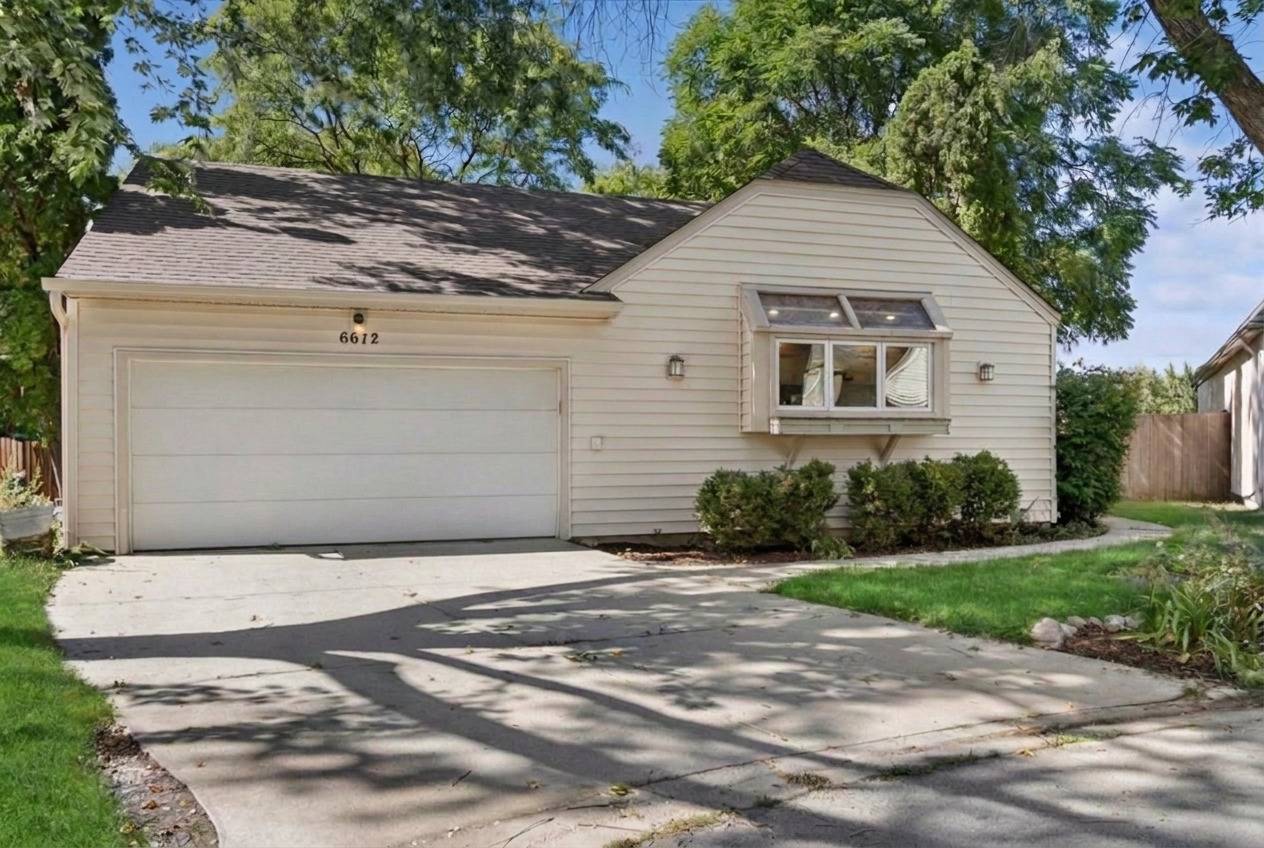 6612 Fernwood DR, Lisle, IL 60532