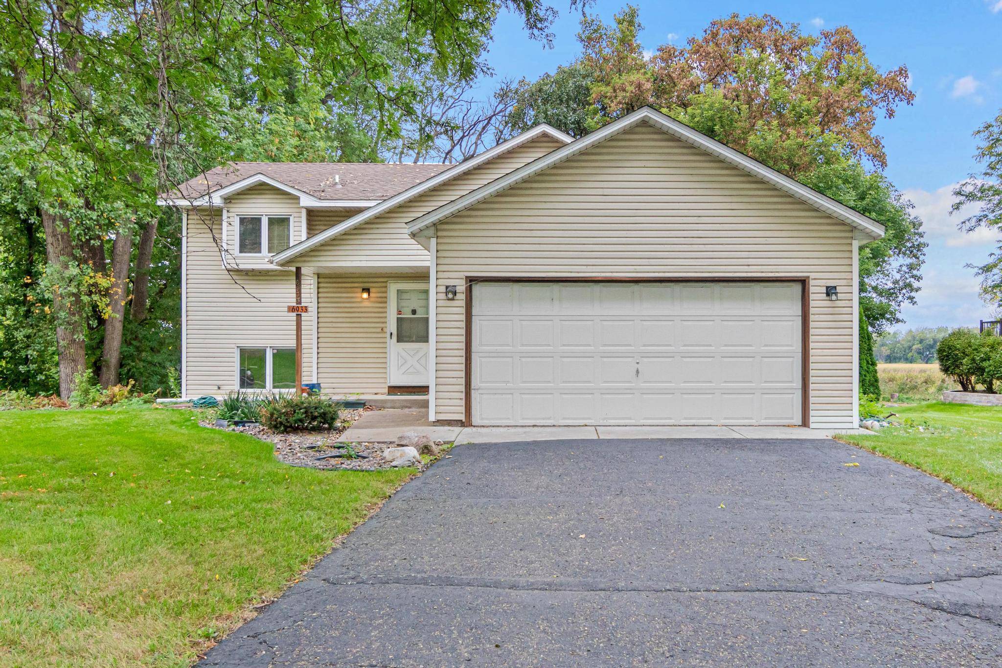 6933 Magda DR, Maple Grove, MN 55369