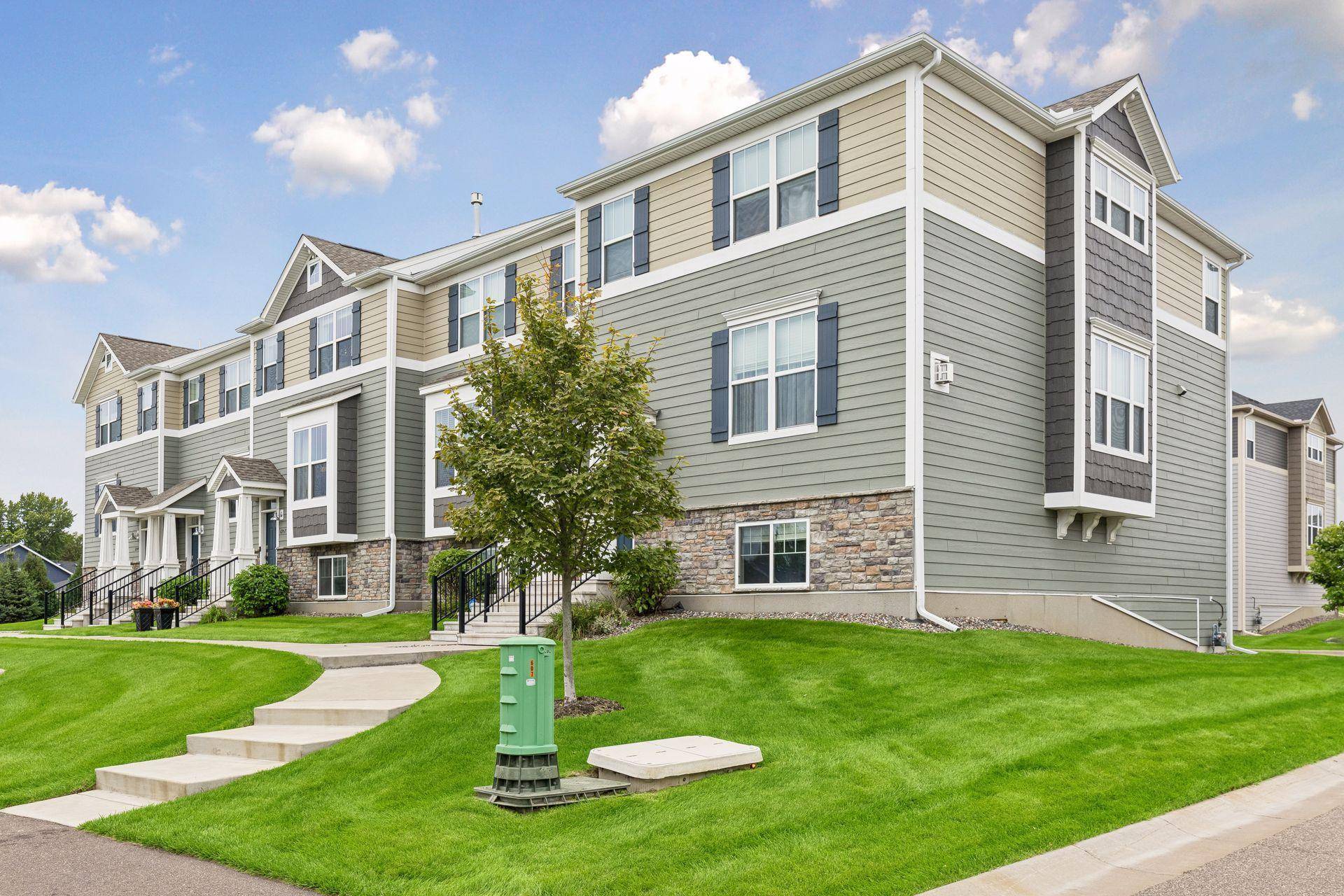 6957 W Locke Pointe DR NE, Fridley, MN 55432